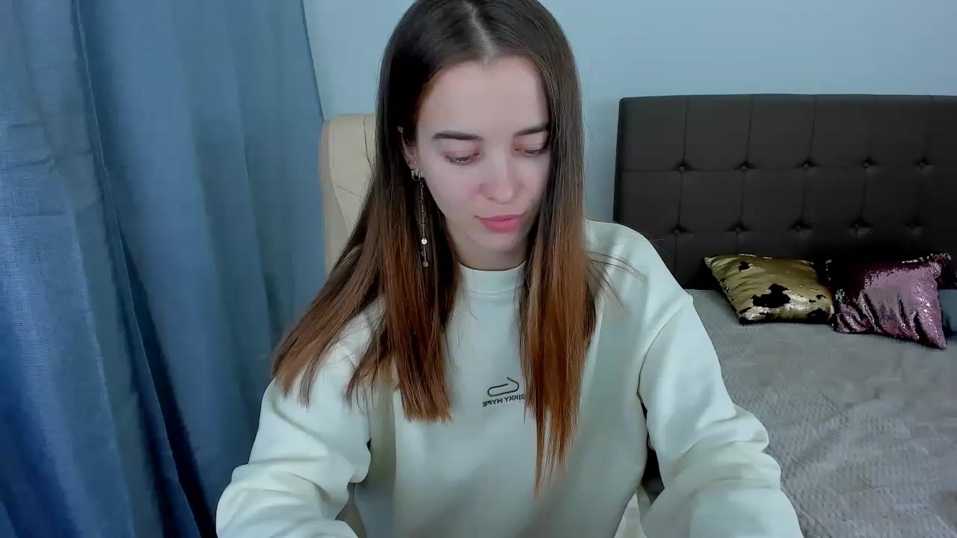 Gallery image thumbnail from JuliaDreamsi's myfreecams stream on, 12/01/2022, 11:47 image 18 of 20