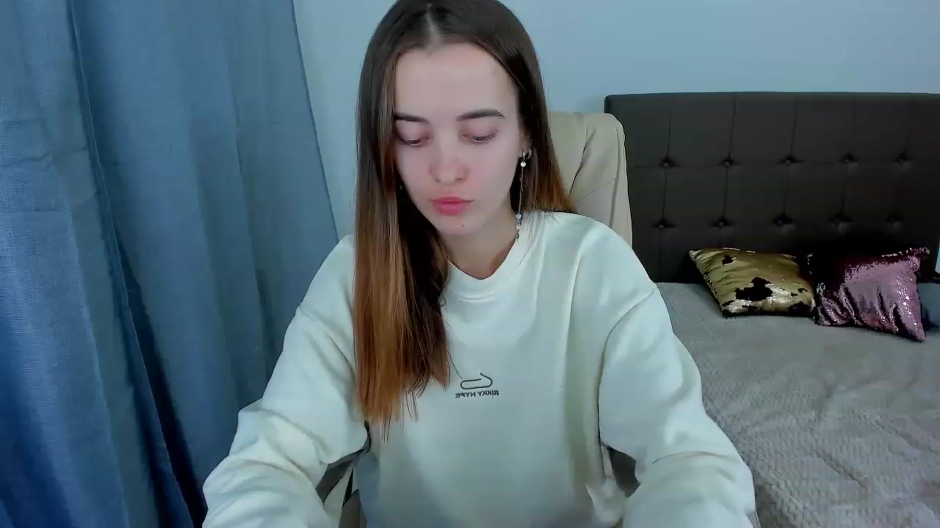 Gallery image thumbnail from JuliaDreamsi's myfreecams stream on, 12/01/2022, 11:47 image 10 of 20