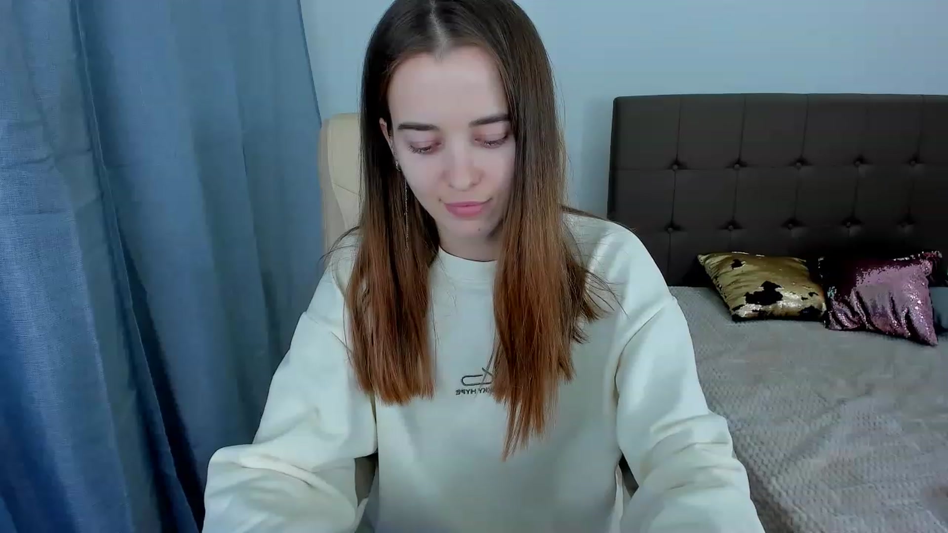 Gallery image thumbnail from JuliaDreamsi's myfreecams stream on, 12/01/2022, 11:47 image 15 of 20