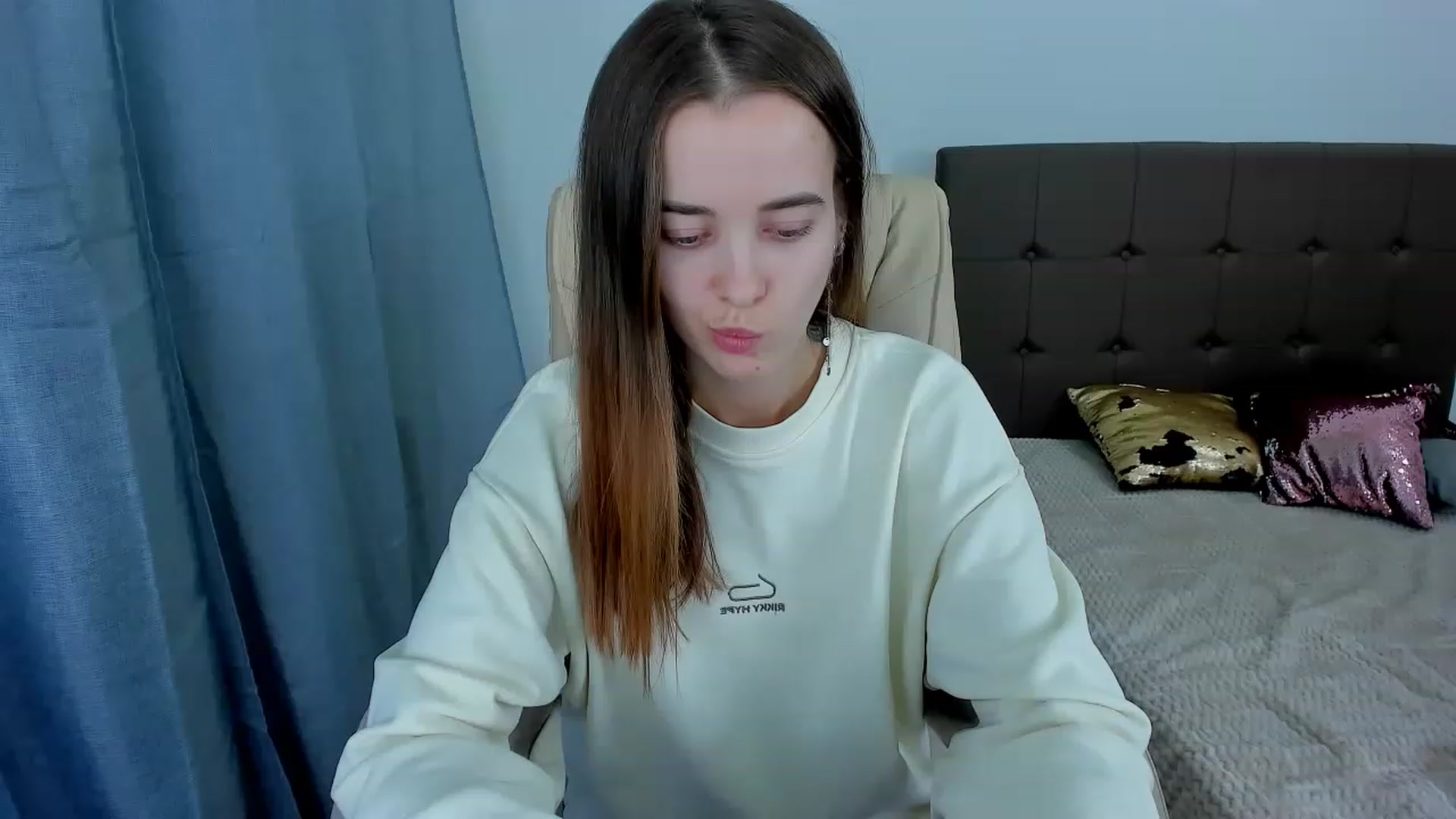 Gallery image thumbnail from JuliaDreamsi's myfreecams stream on, 12/01/2022, 11:47 image 5 of 20