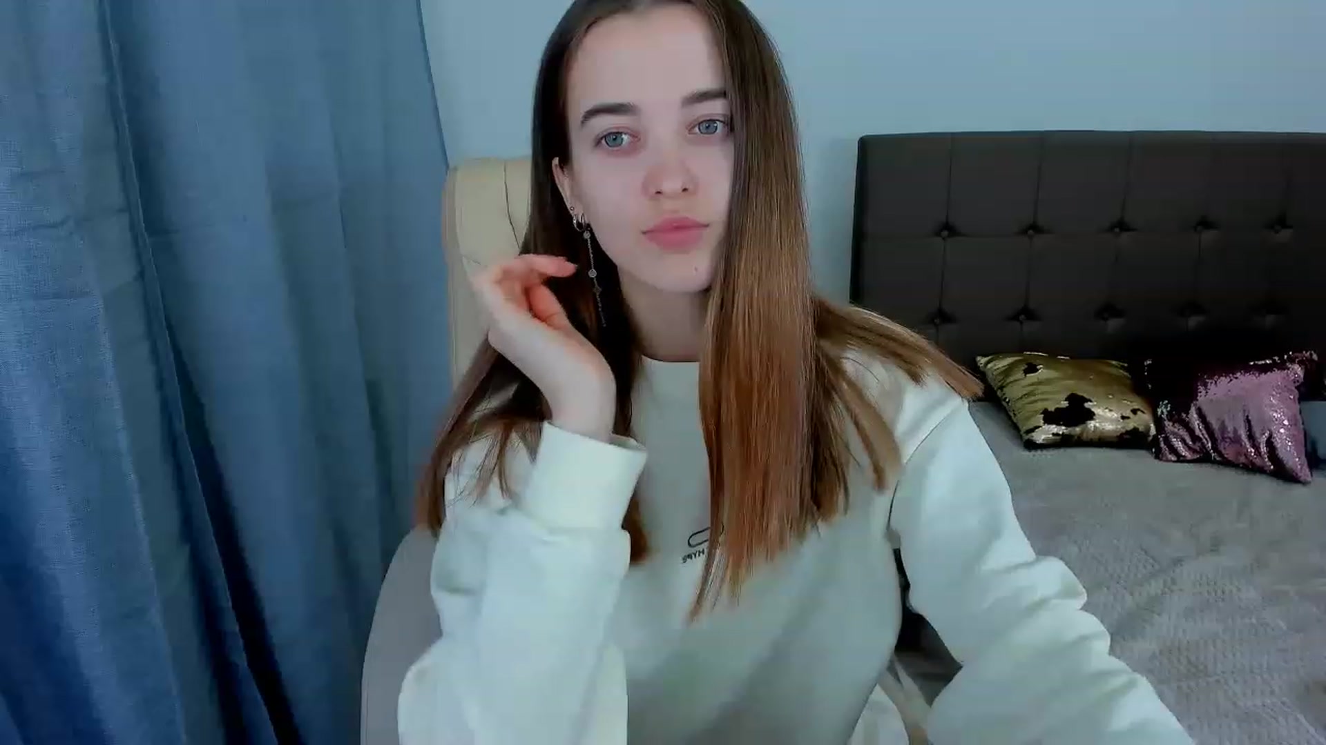 Gallery image thumbnail from JuliaDreamsi's myfreecams stream on, 12/01/2022, 11:47 image 17 of 20