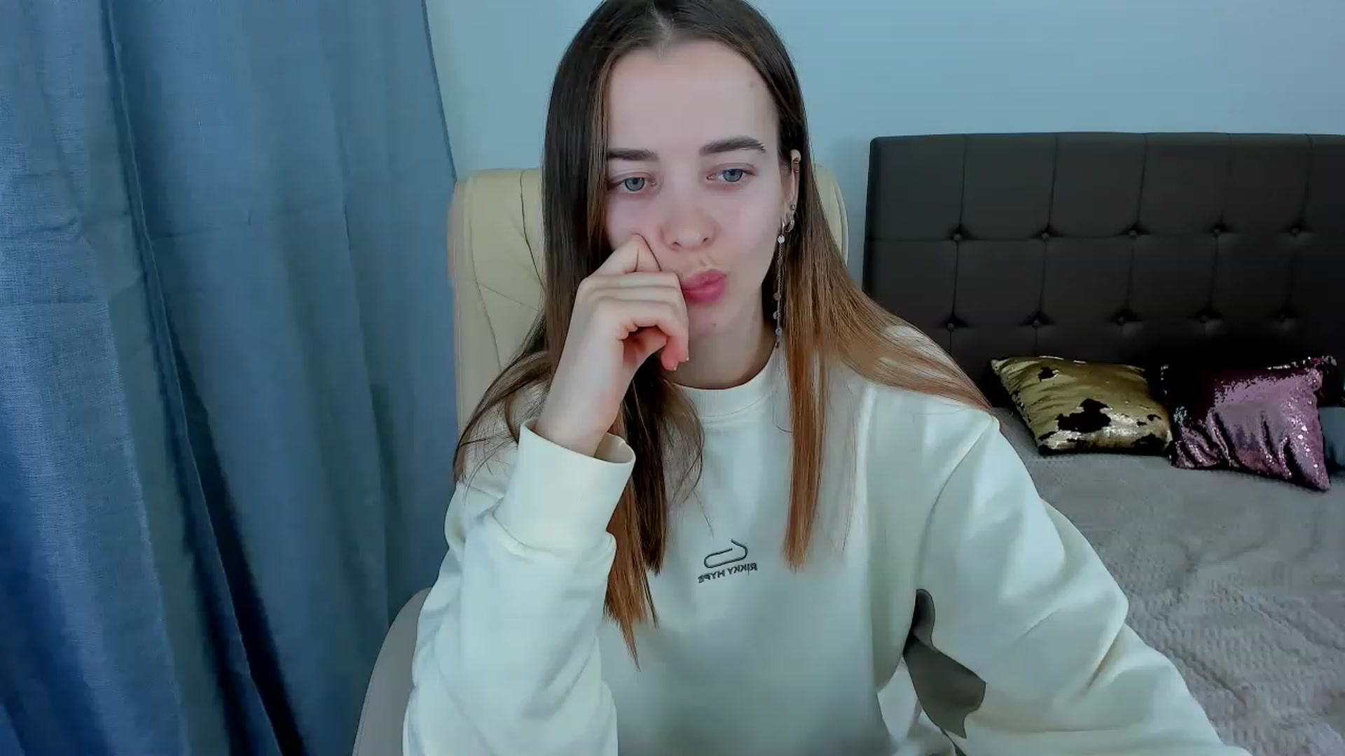Gallery image thumbnail from JuliaDreamsi's myfreecams stream on, 12/01/2022, 11:47 image 13 of 20