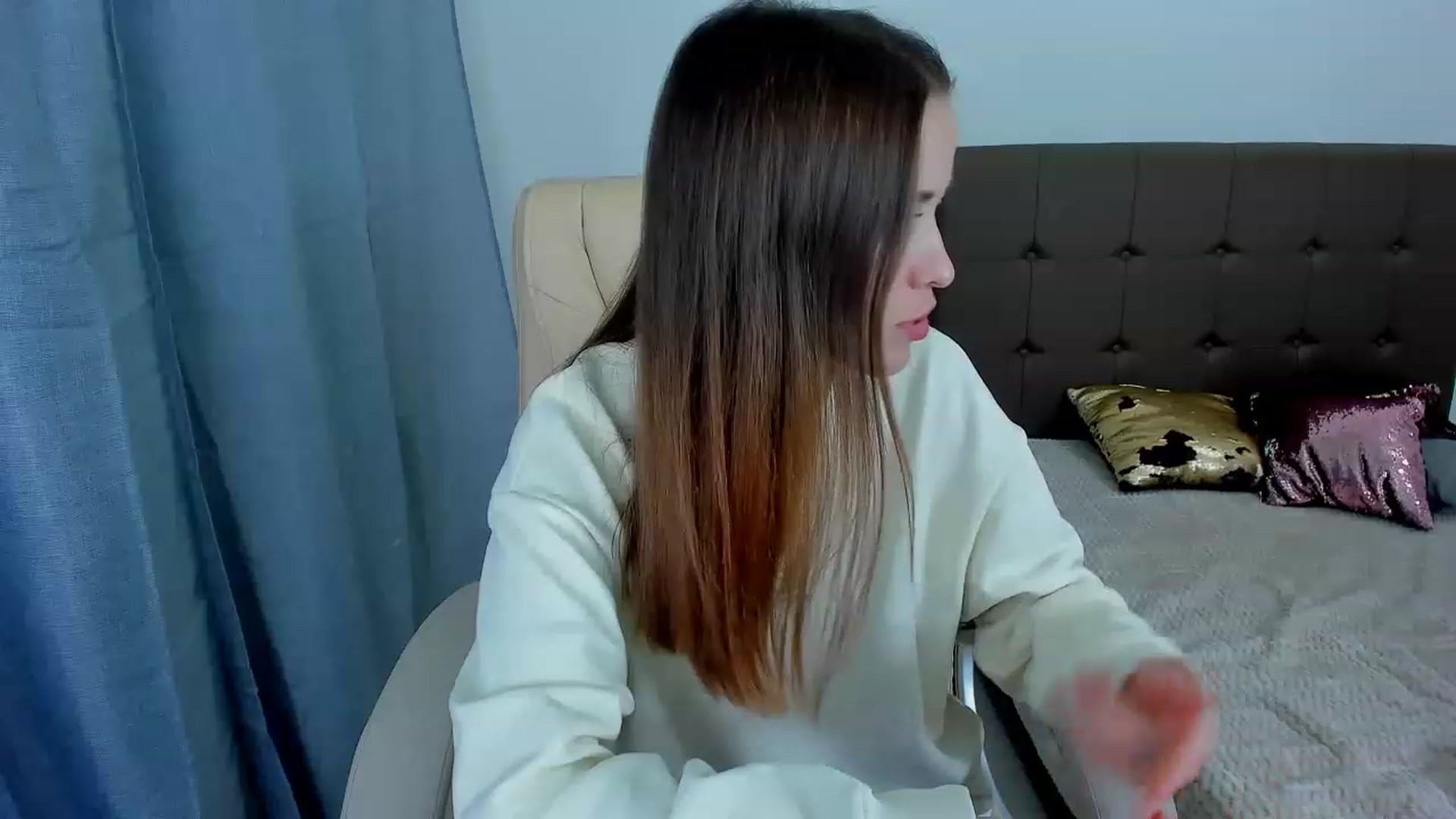 Gallery image thumbnail from JuliaDreamsi's myfreecams stream on, 12/01/2022, 11:47 image 4 of 20