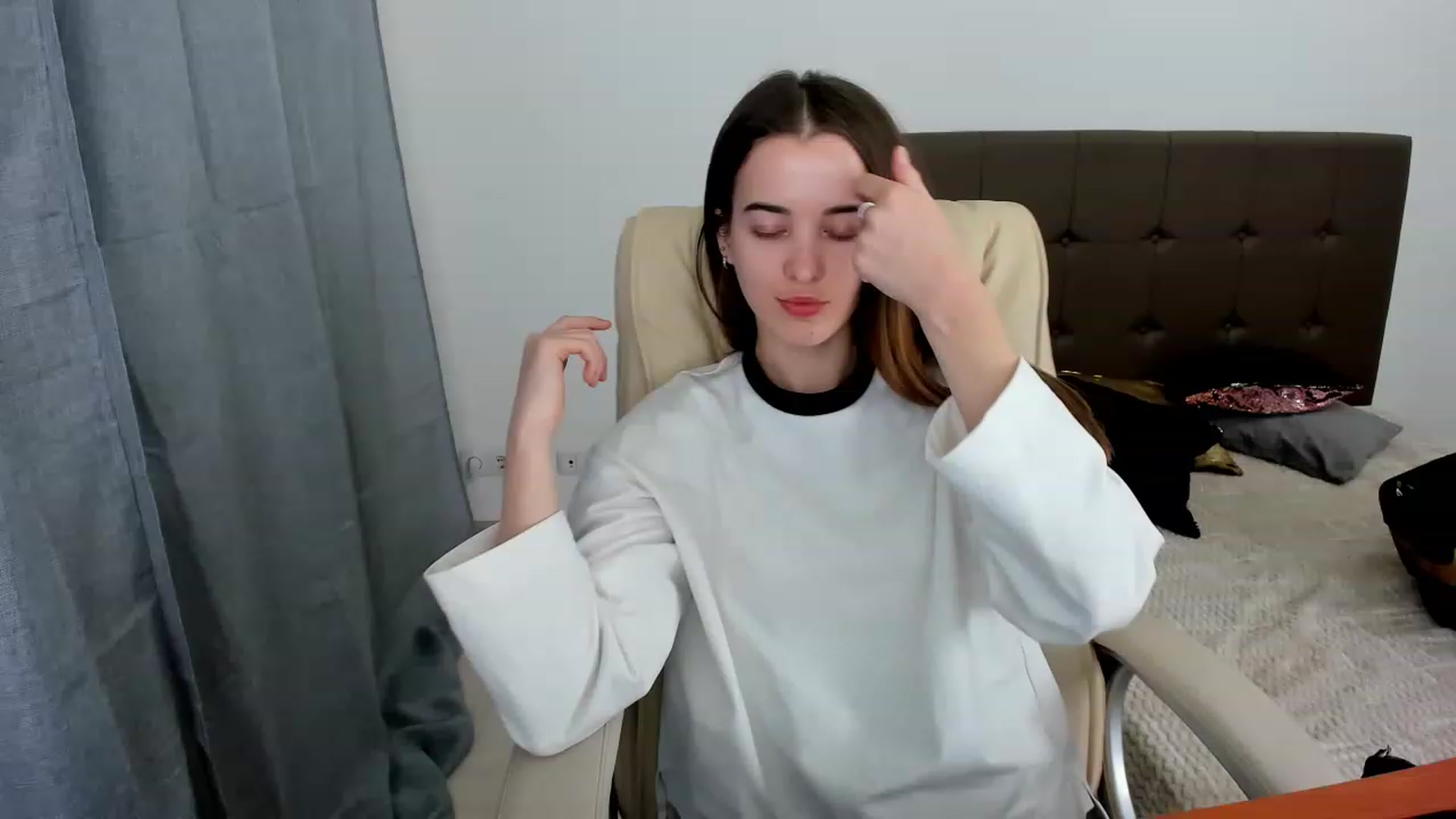 Gallery image thumbnail from JuliaDreamsi's myfreecams stream on, 12/03/2022, 12:24 image 6 of 20
