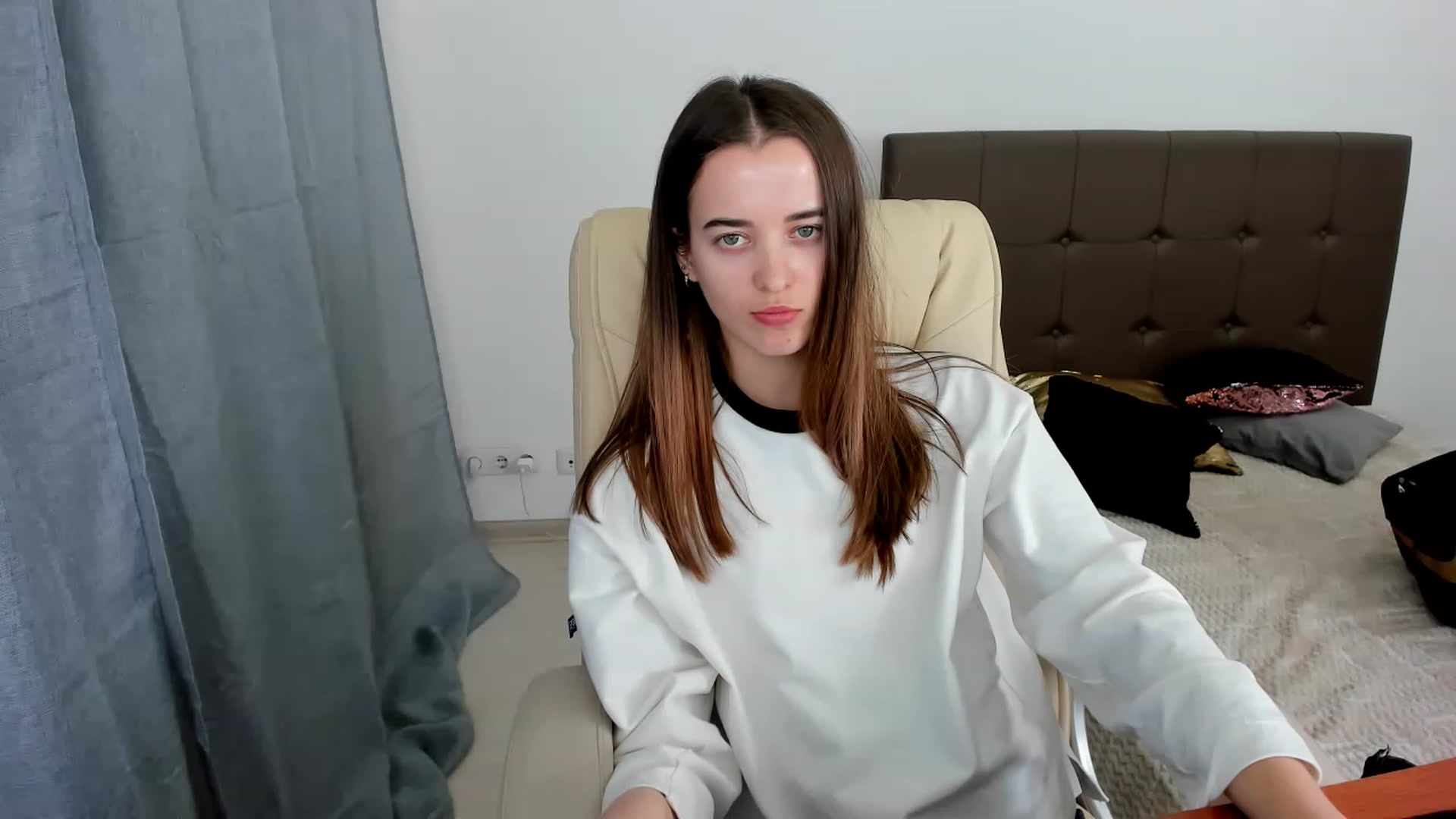 Gallery image thumbnail from JuliaDreamsi's myfreecams stream on, 12/03/2022, 12:24 image 5 of 20