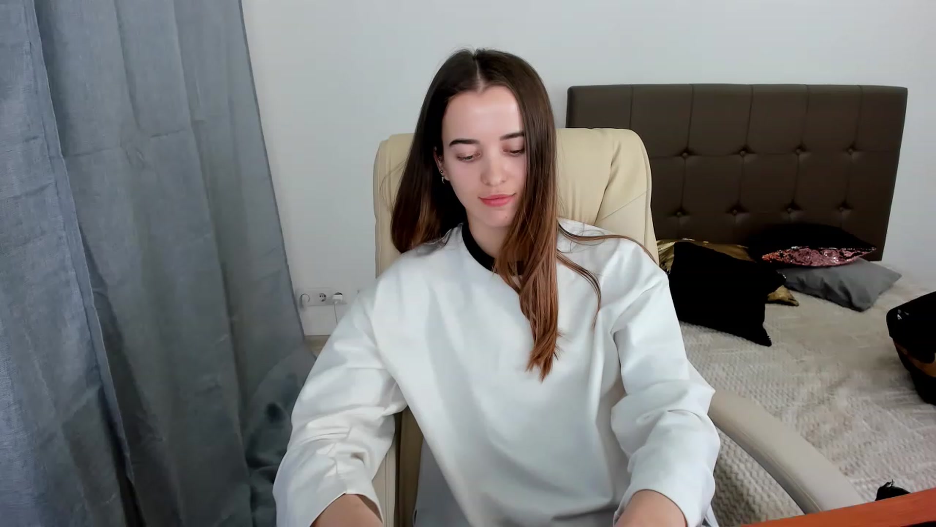 Gallery image thumbnail from JuliaDreamsi's myfreecams stream on, 12/03/2022, 12:24 image 9 of 20