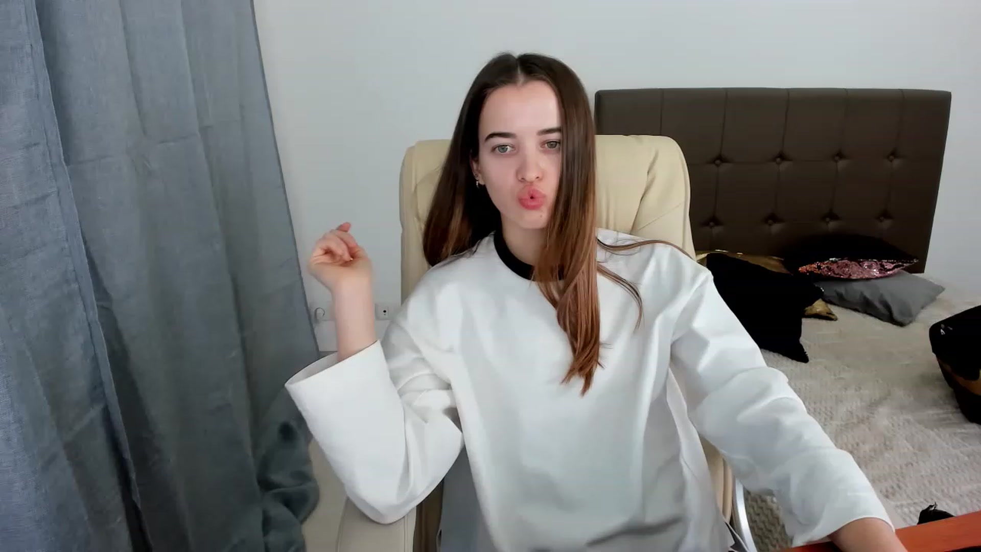 Gallery image thumbnail from JuliaDreamsi's myfreecams stream on, 12/03/2022, 12:24 image 10 of 20