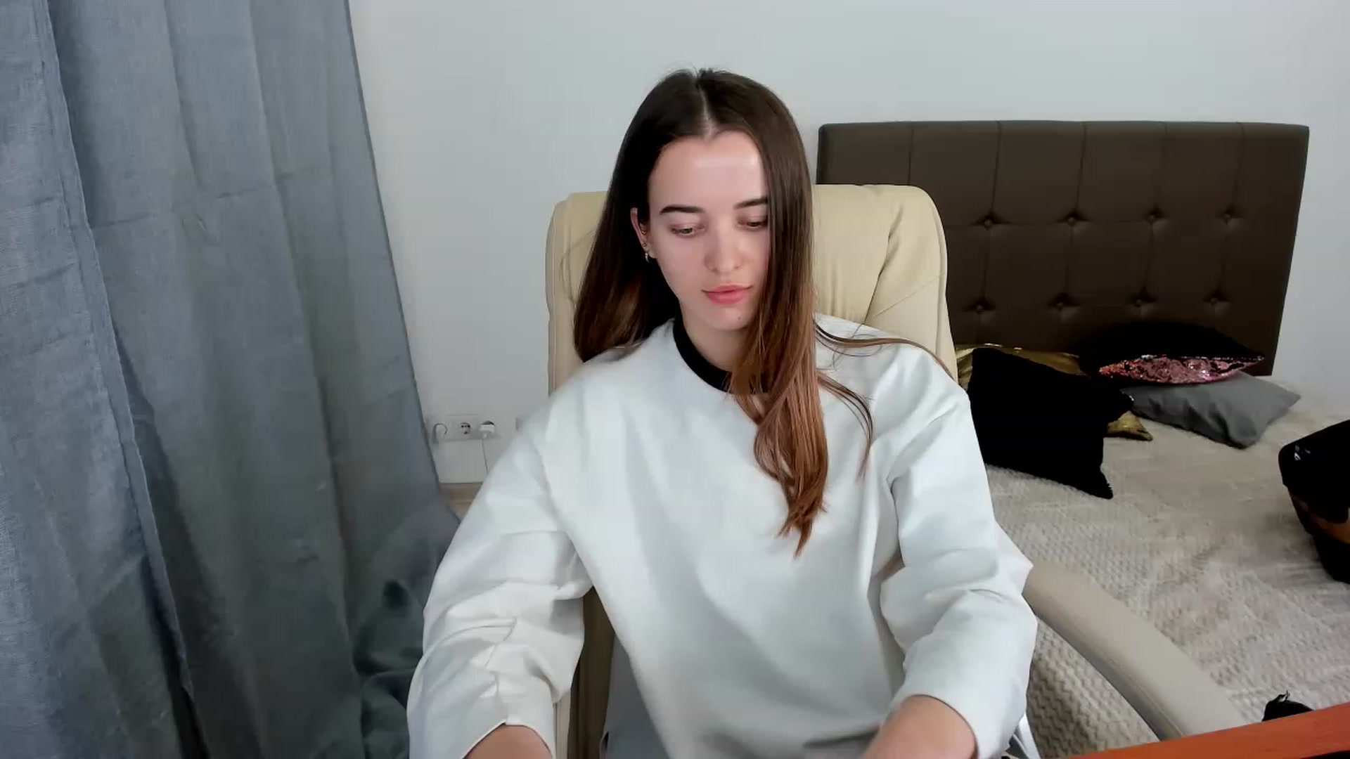 Gallery image thumbnail from JuliaDreamsi's myfreecams stream on, 12/03/2022, 12:24 image 13 of 20