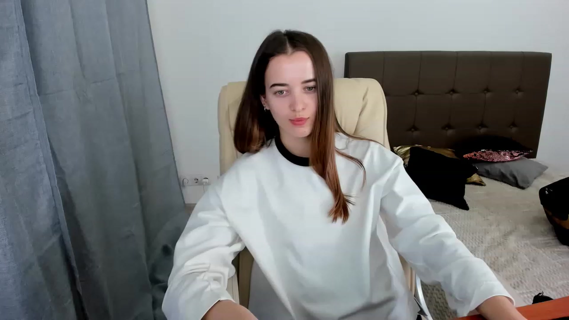 Gallery image thumbnail from JuliaDreamsi's myfreecams stream on, 12/03/2022, 12:24 image 7 of 20