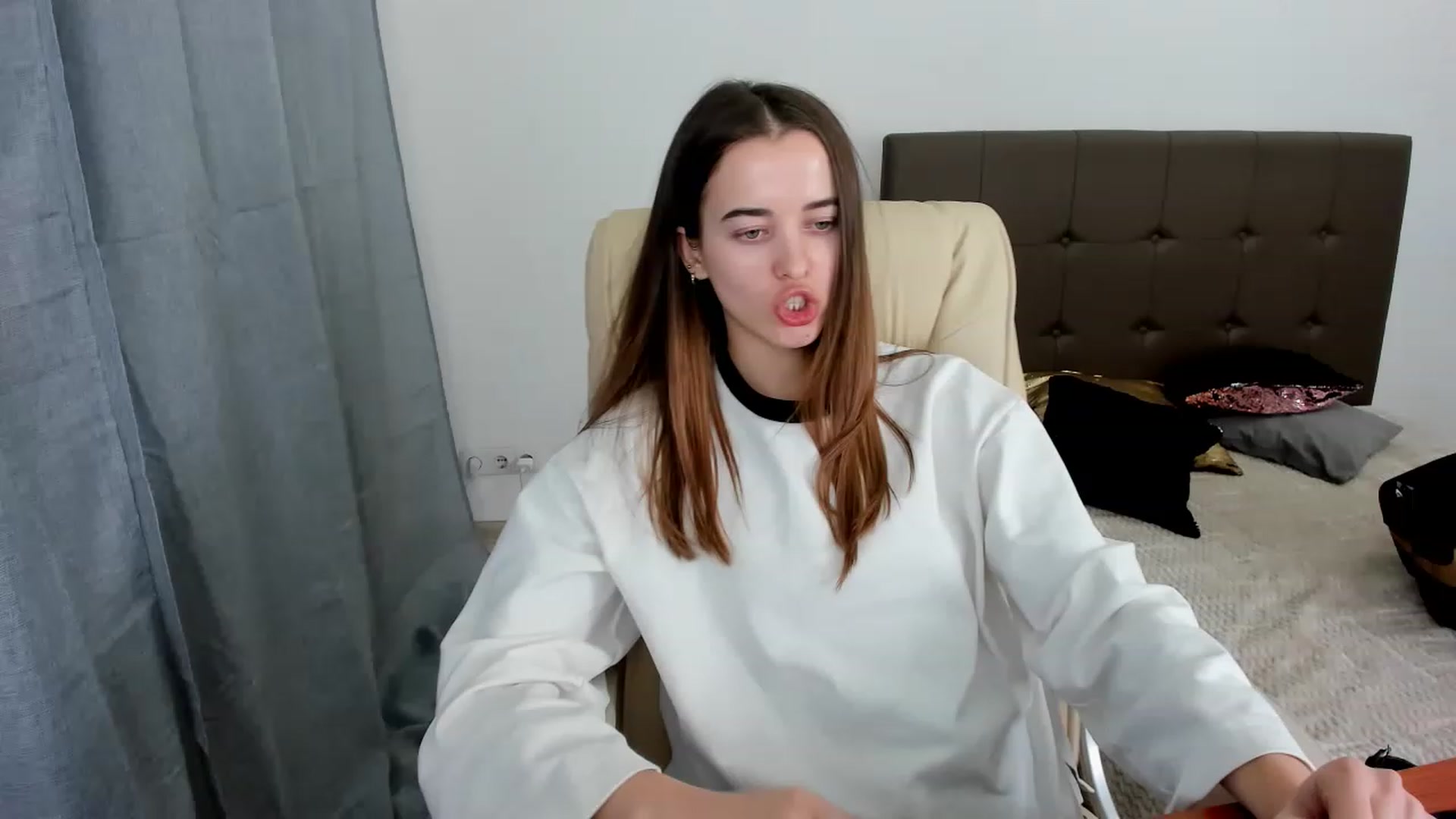 Gallery image thumbnail from JuliaDreamsi's myfreecams stream on, 12/03/2022, 12:24 image 16 of 20