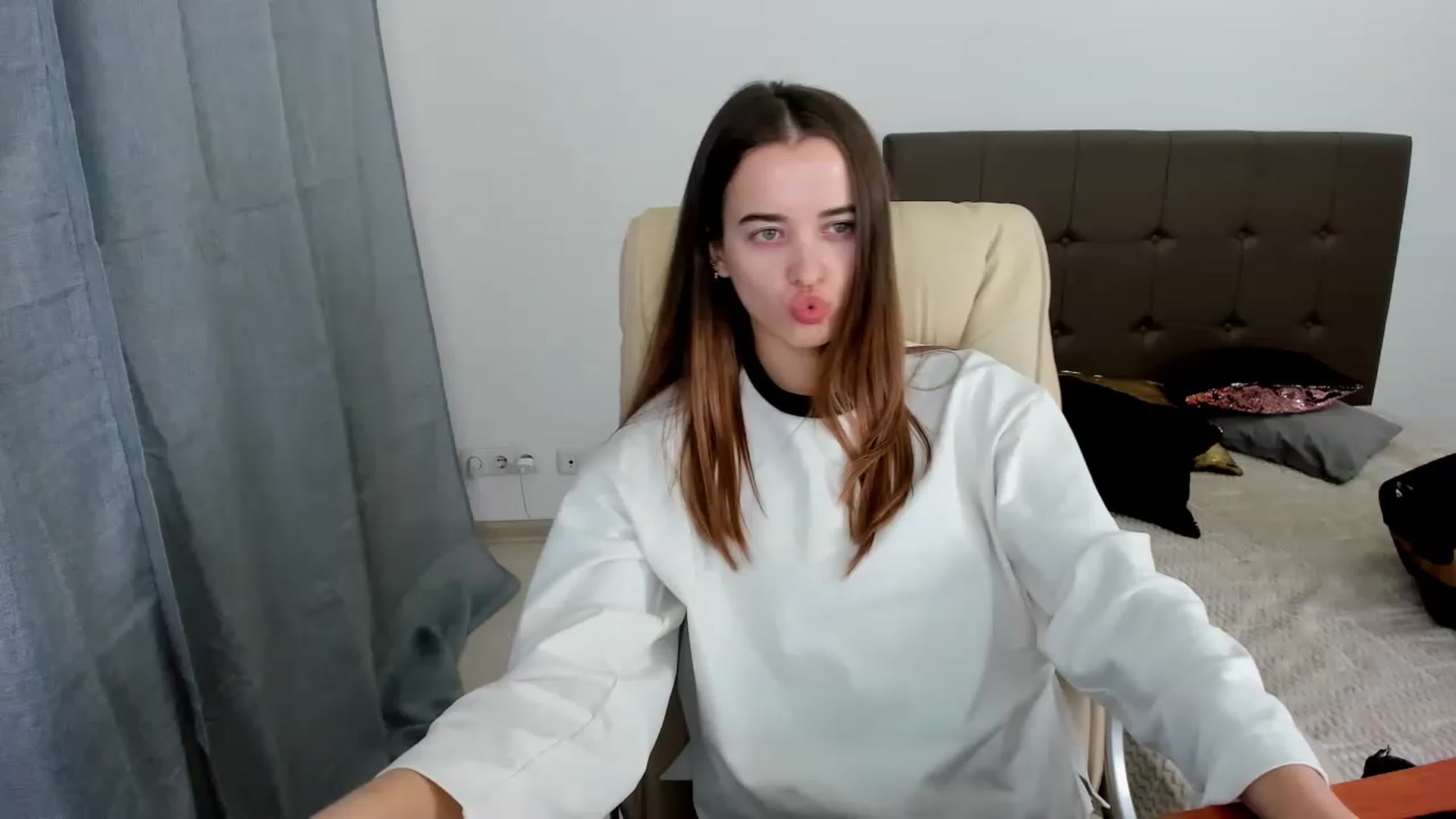 Gallery image thumbnail from JuliaDreamsi's myfreecams stream on, 12/03/2022, 12:24 image 17 of 20