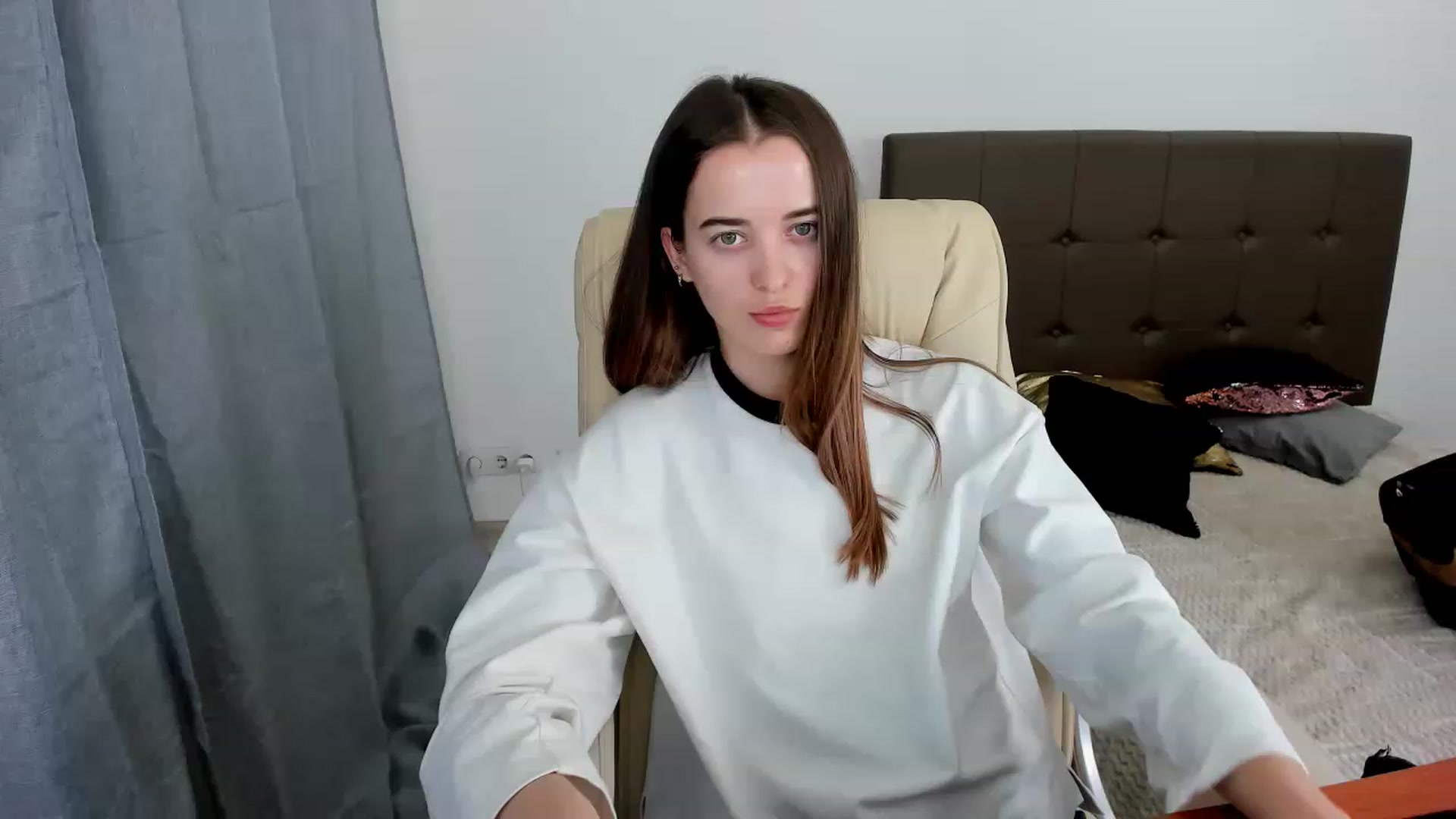 Gallery image thumbnail from JuliaDreamsi's myfreecams stream on, 12/03/2022, 12:24 image 8 of 20