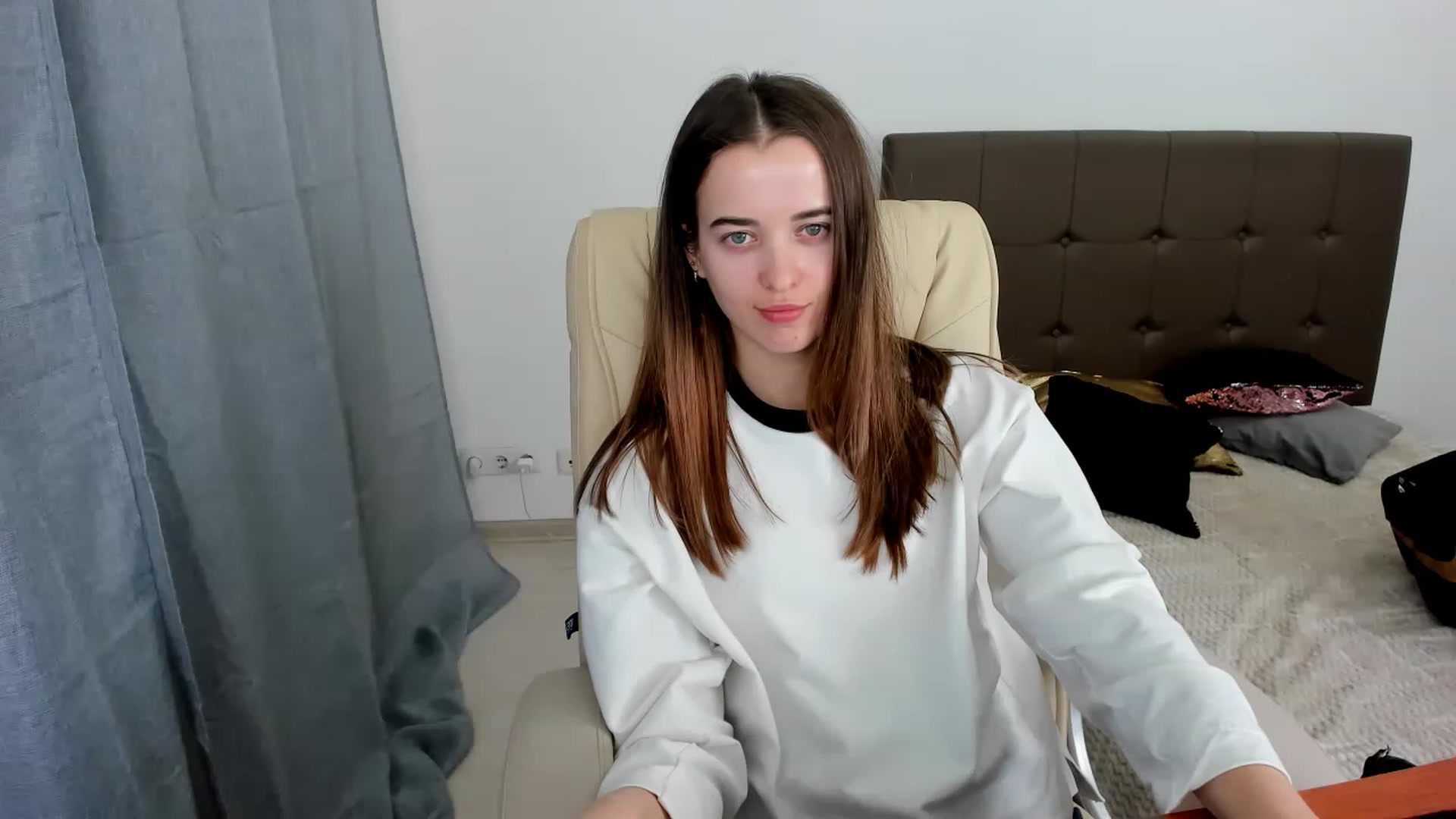 Gallery image thumbnail from JuliaDreamsi's myfreecams stream on, 12/03/2022, 12:24 image 1 of 20