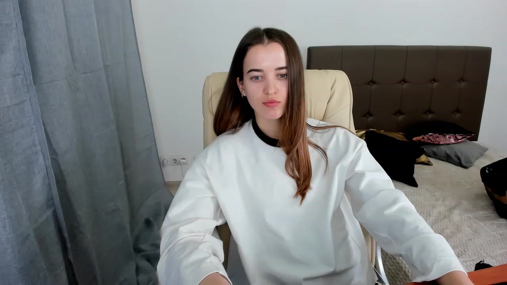 Gallery image thumbnail from JuliaDreamsi's myfreecams stream on, 12/03/2022, 12:24 image 12 of 20
