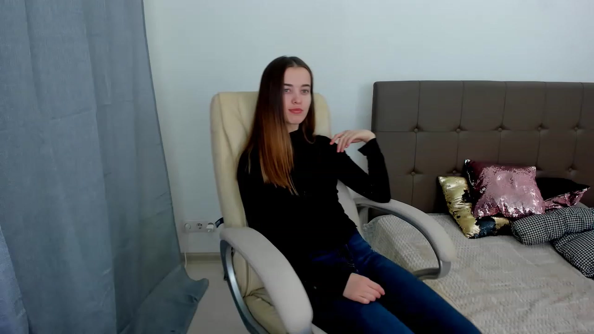 Gallery image thumbnail from JuliaDreamsi's myfreecams stream on, 12/05/2022, 12:00 image 14 of 20