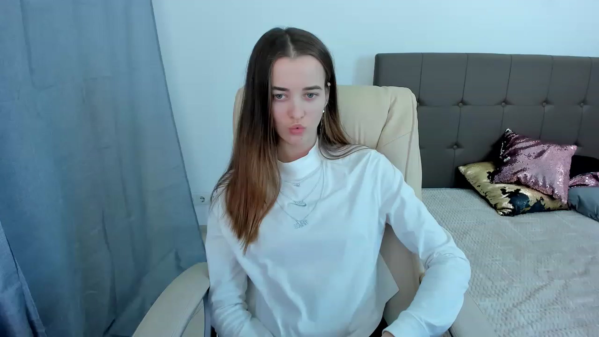 Gallery image thumbnail from JuliaDreamsi's myfreecams stream on, 12/09/2022, 11:23 image 14 of 20
