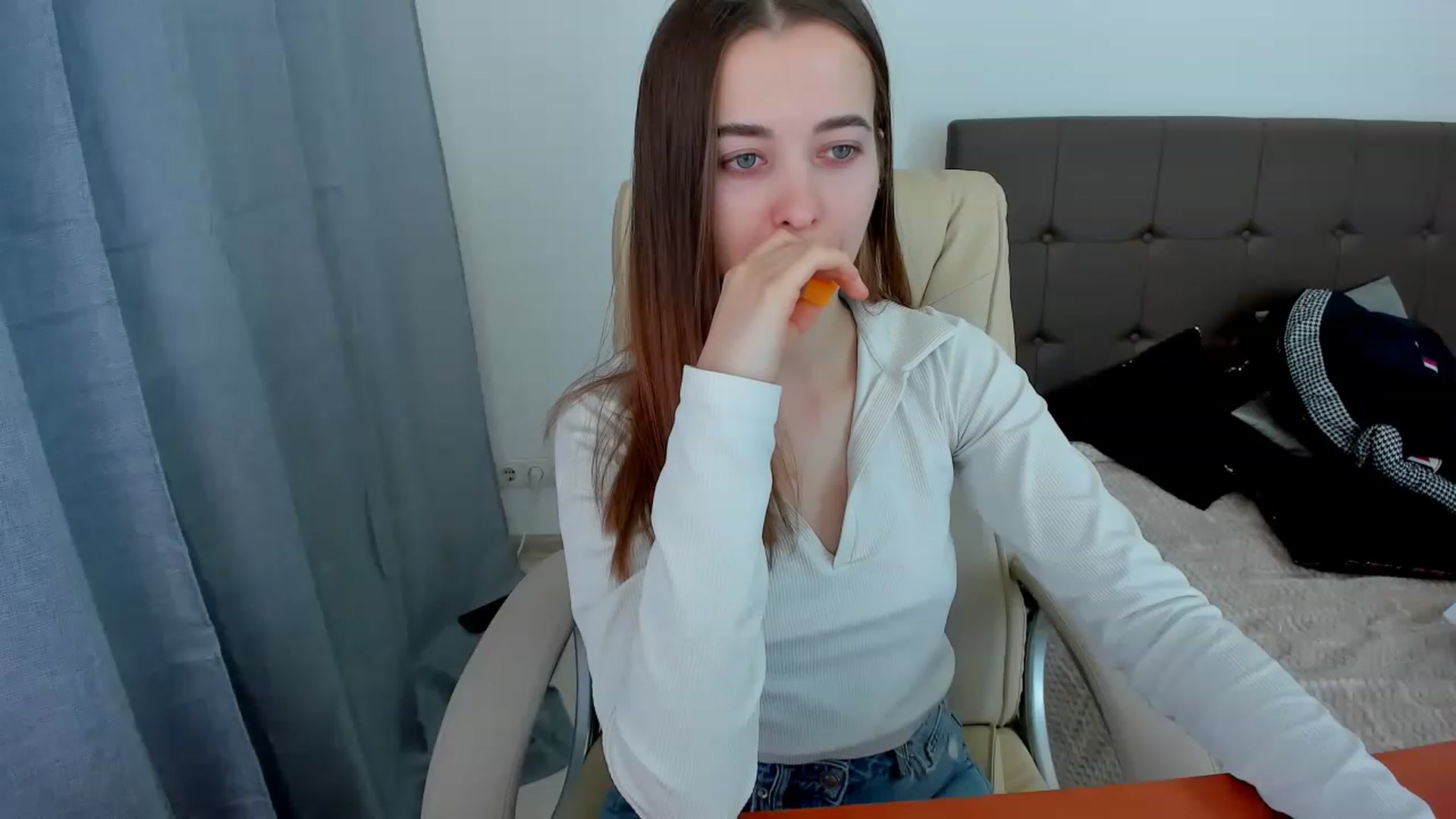 Gallery image thumbnail from JuliaDreamsi's myfreecams stream on, 12/20/2022, 11:34 image 16 of 20