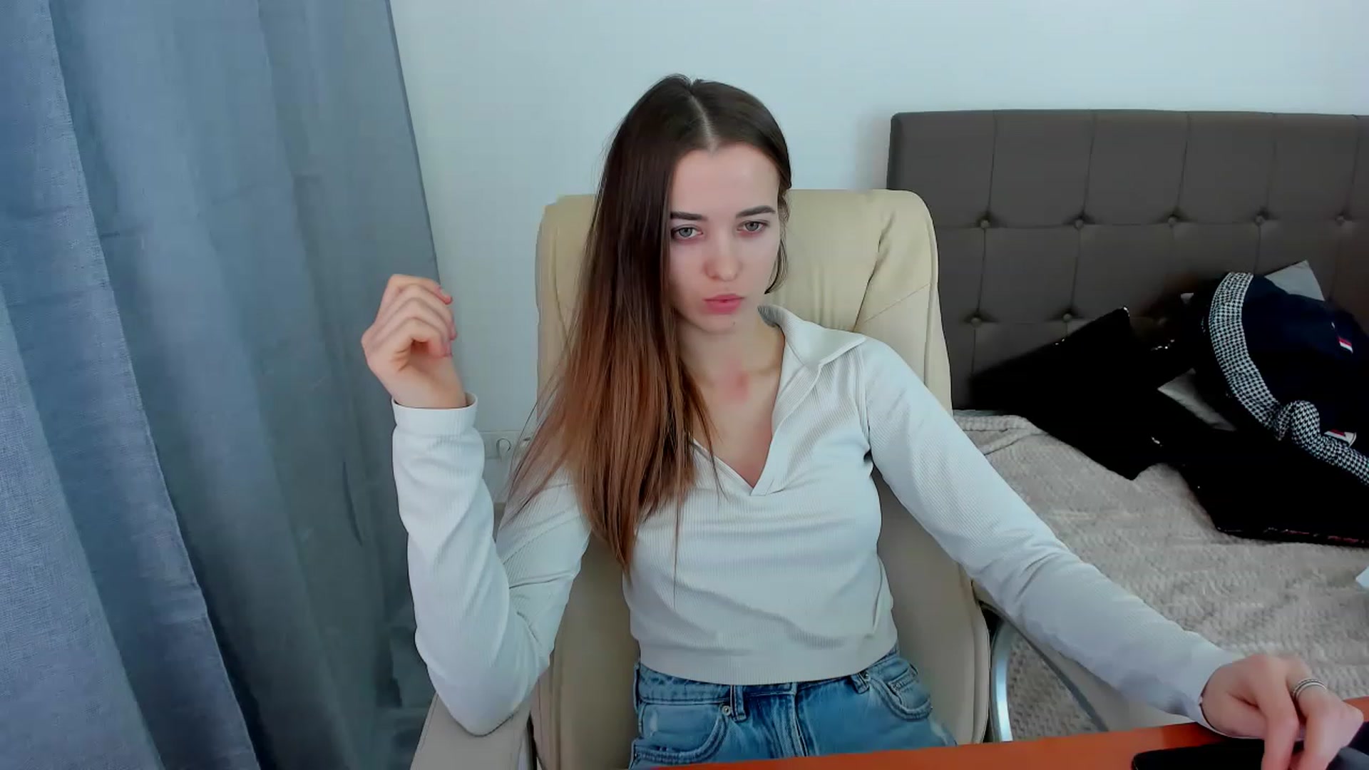 Gallery image thumbnail from JuliaDreamsi's myfreecams stream on, 12/20/2022, 11:34 image 5 of 20