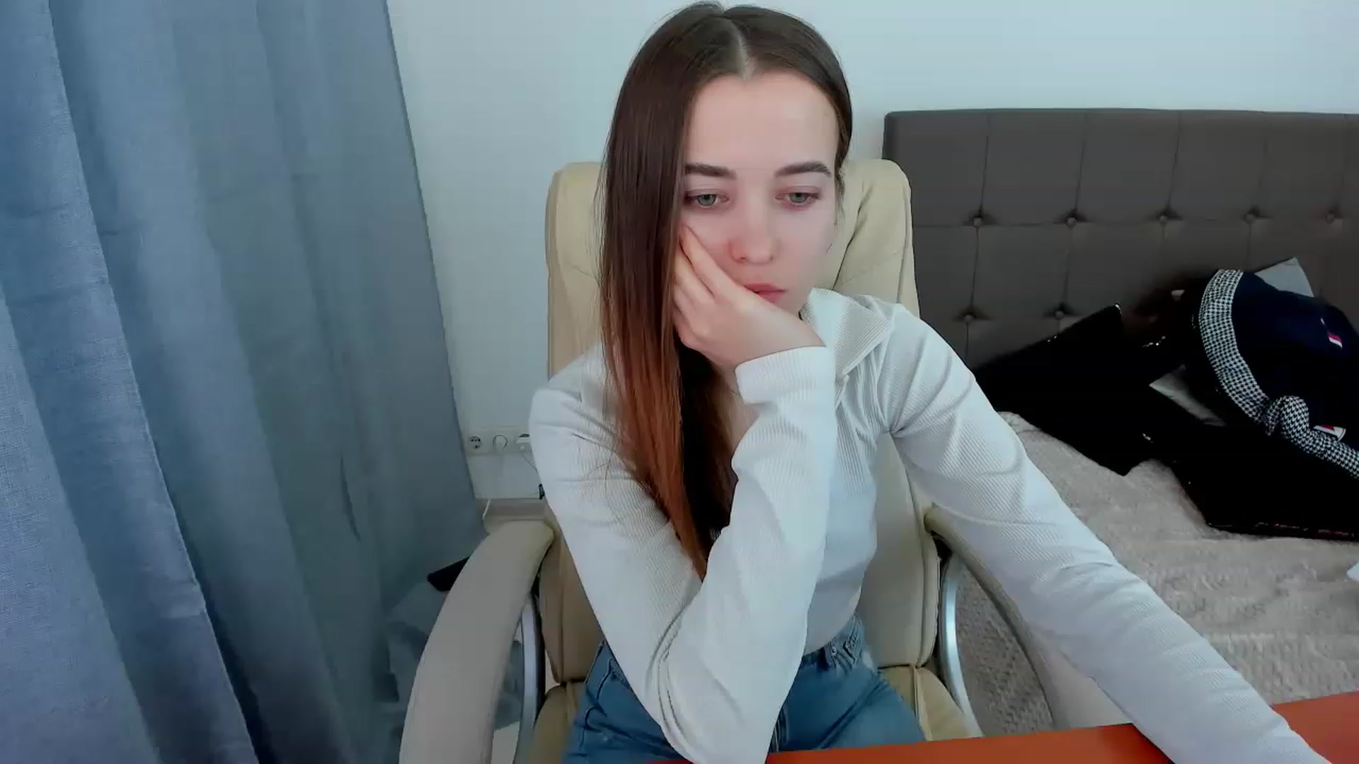 Gallery image thumbnail from JuliaDreamsi's myfreecams stream on, 12/20/2022, 11:34 image 18 of 20