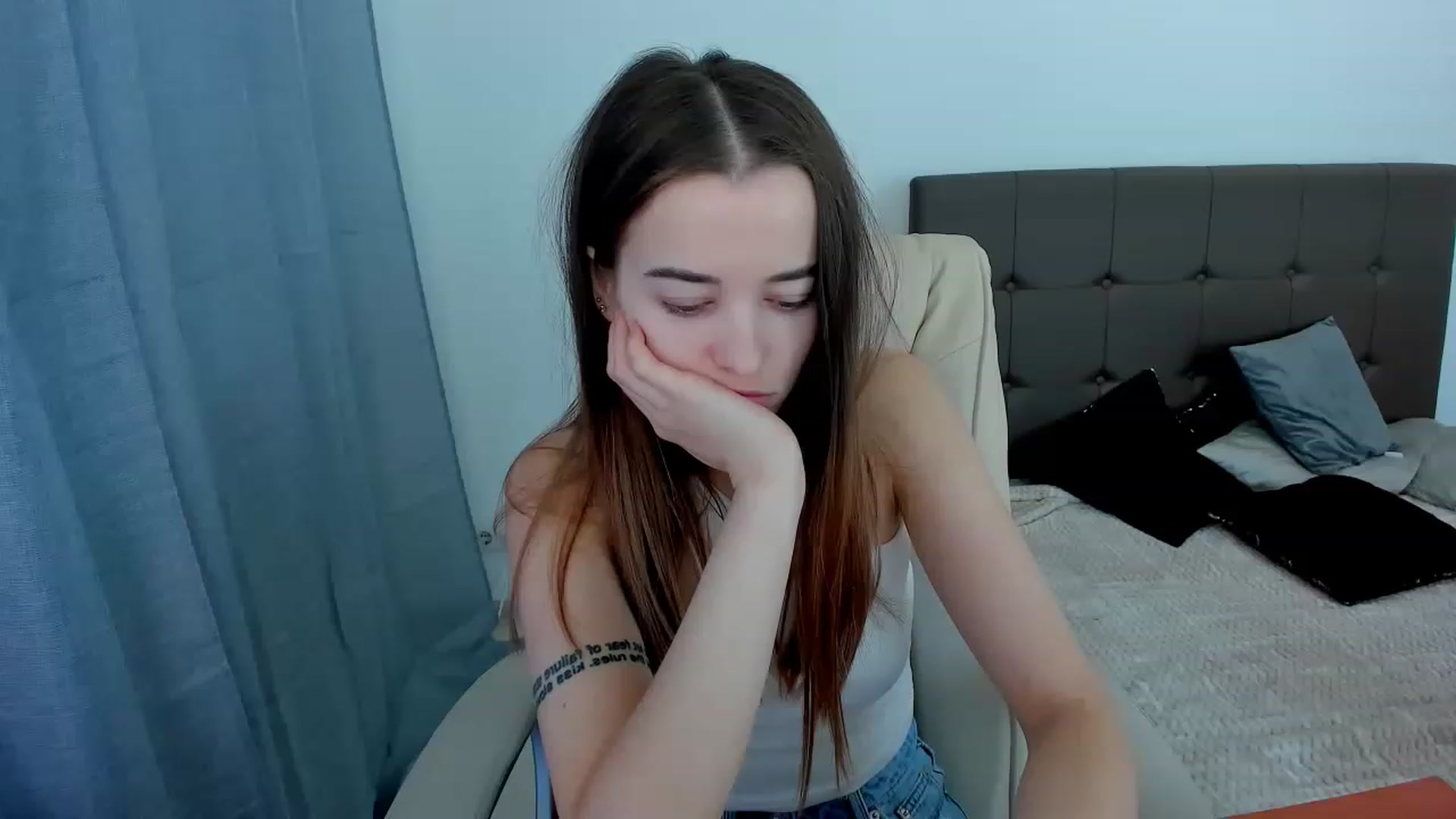 Gallery image thumbnail from JuliaDreamsi's myfreecams stream on, 12/21/2022, 09:29 image 4 of 20