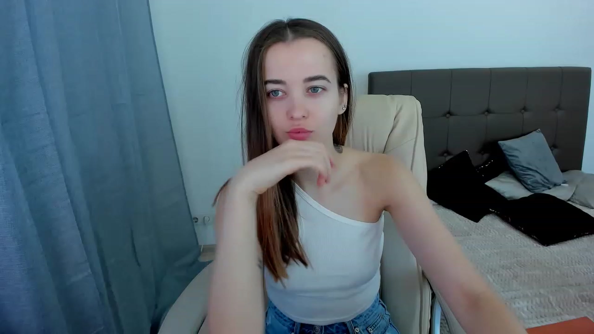 Gallery image thumbnail from JuliaDreamsi's myfreecams stream on, 12/21/2022, 09:29 image 10 of 20