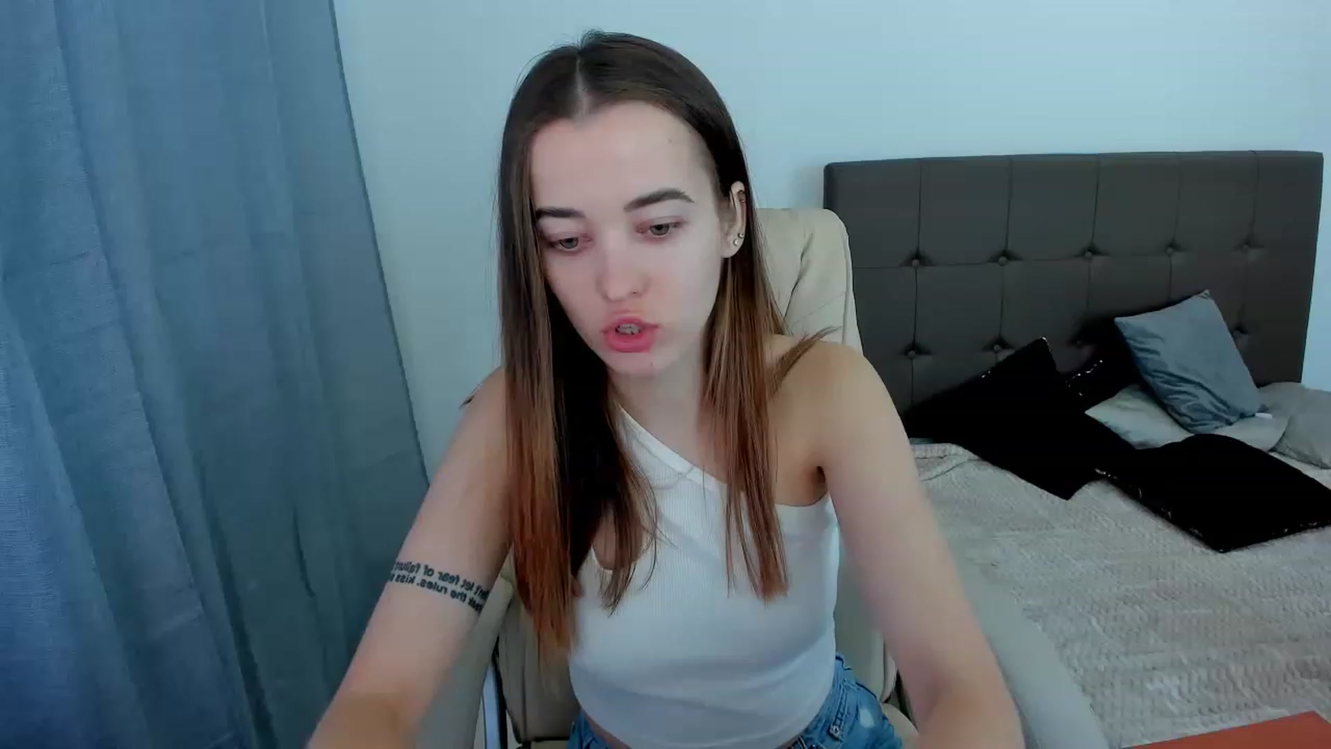 Gallery image thumbnail from JuliaDreamsi's myfreecams stream on, 12/21/2022, 09:29 image 19 of 20