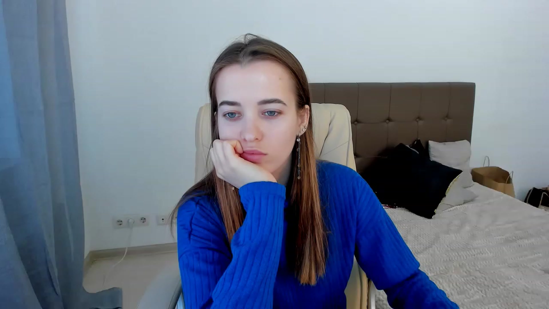 Gallery image thumbnail from JuliaDreamsi's myfreecams stream on, 12/24/2022, 11:35 image 10 of 20