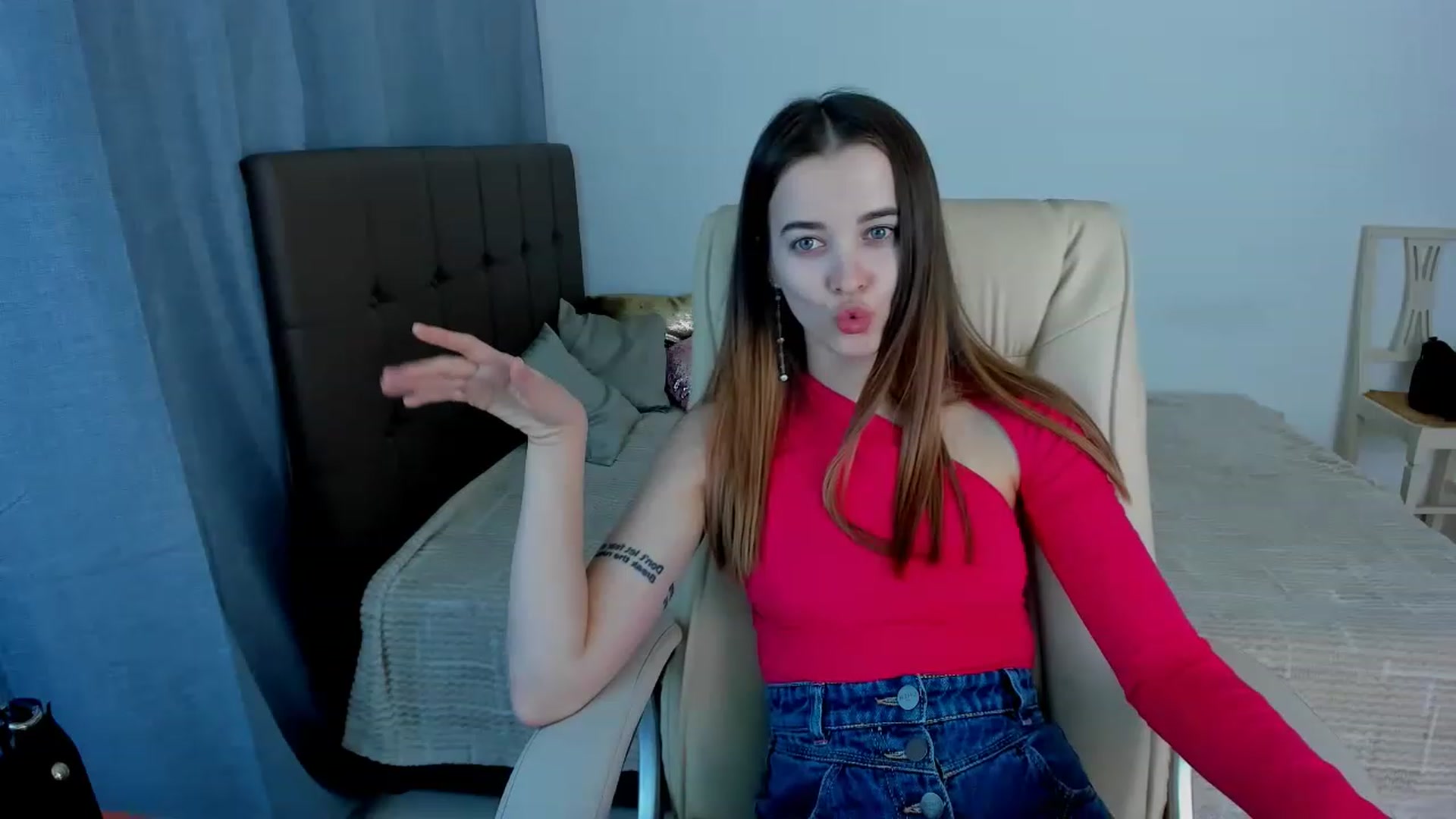 Gallery image thumbnail from JuliaDreamsi's myfreecams stream on, 01/06/2023, 21:49 image 11 of 20