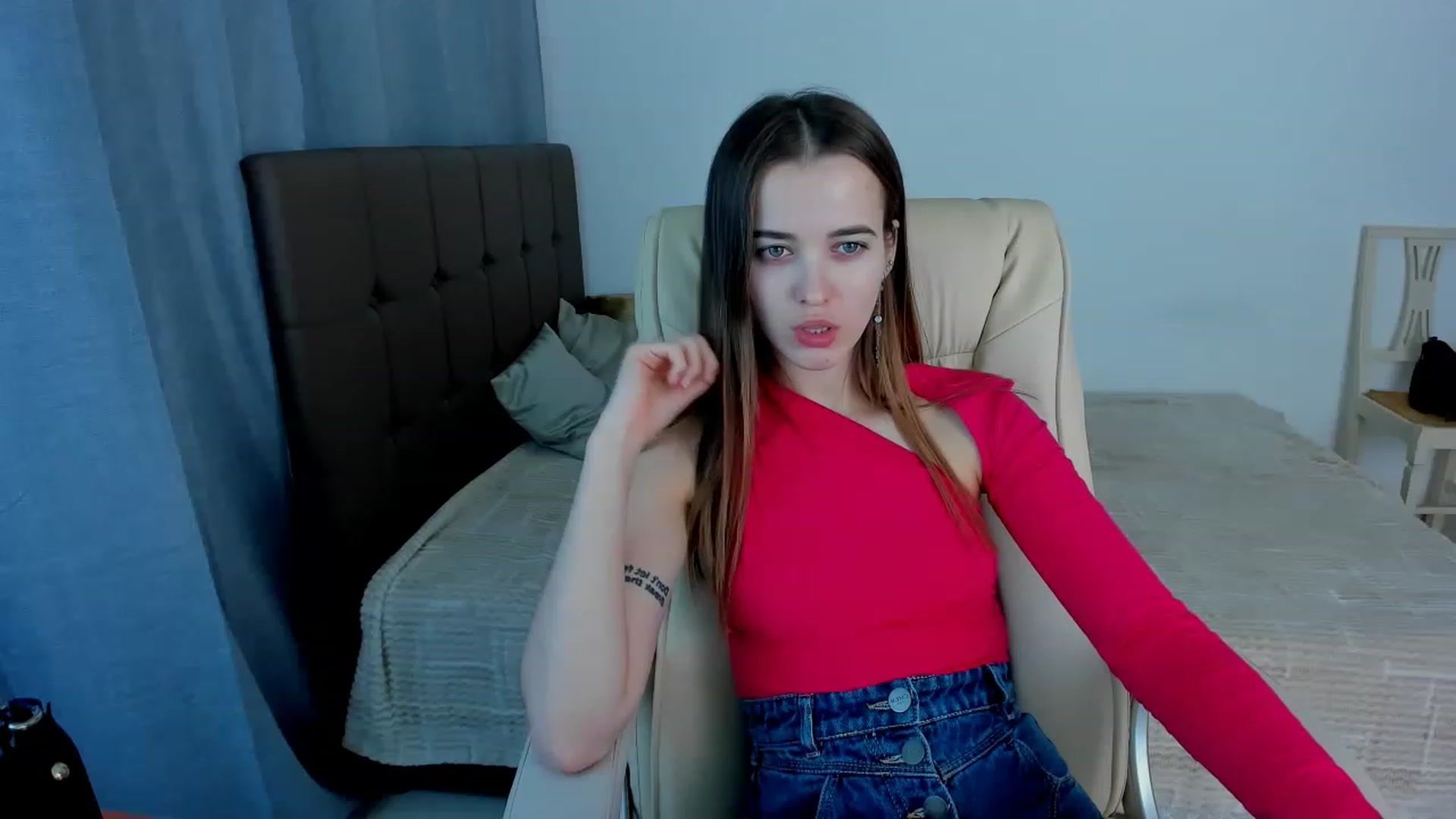 Gallery image thumbnail from JuliaDreamsi's myfreecams stream on, 01/06/2023, 21:49 image 10 of 20