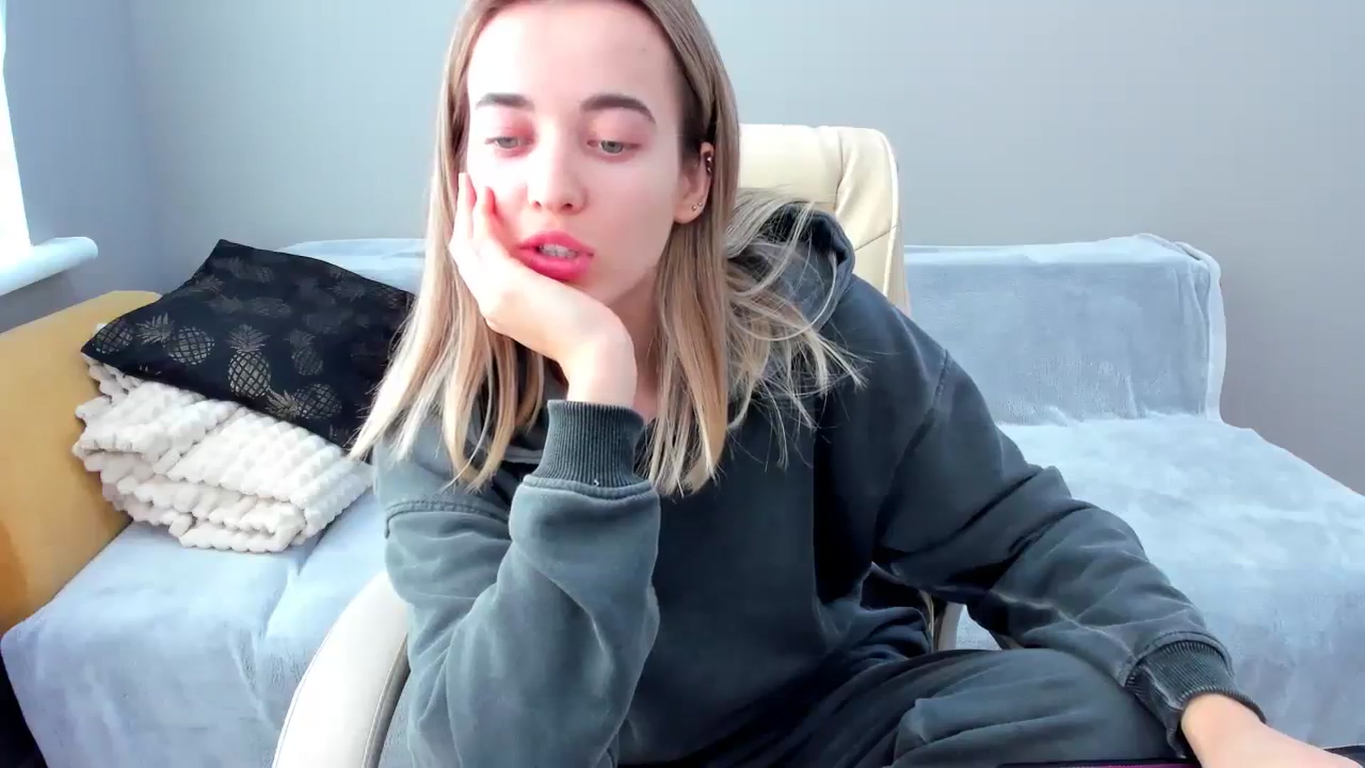 Gallery image thumbnail from JuliaDreamsi's myfreecams stream on, 12/27/2023, 11:20 image 7 of 20