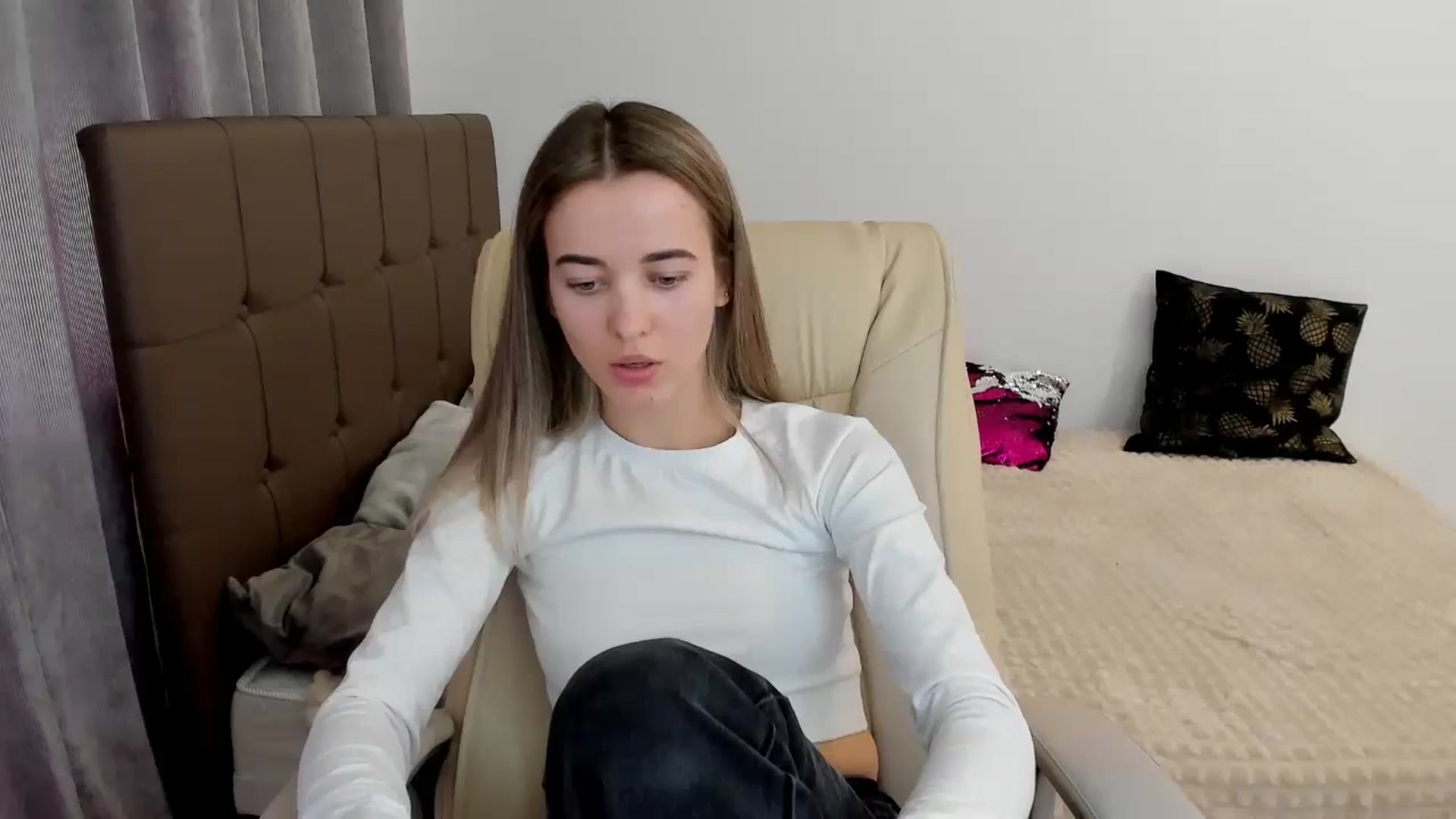 Gallery image thumbnail from JuliaDreamsi's myfreecams stream on, 03/04/2024, 12:51 image 15 of 20