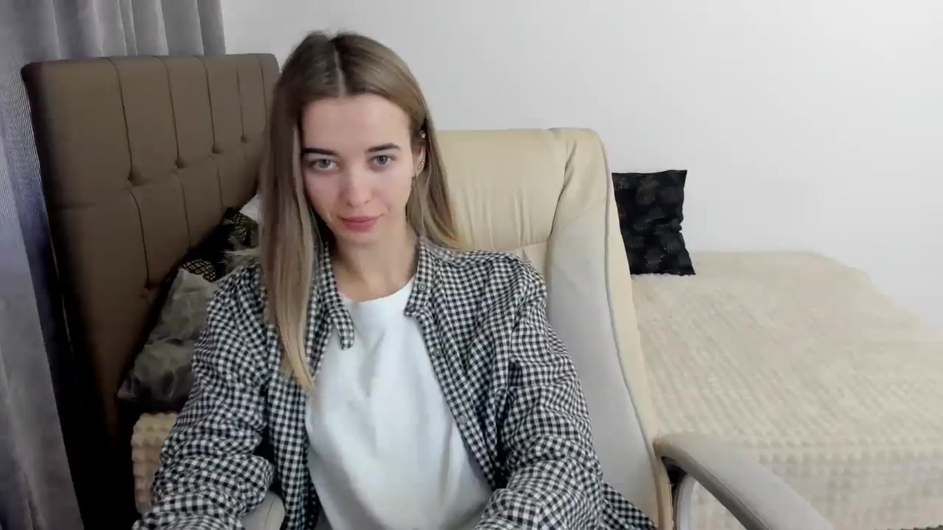 Gallery image thumbnail from JuliaDreamsi's myfreecams stream on, 03/10/2024, 10:01 image 11 of 20