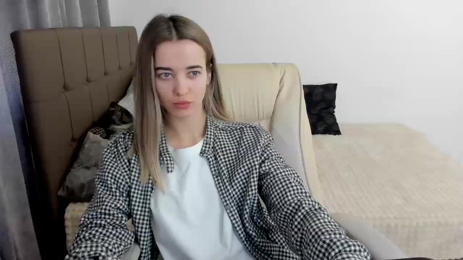 Gallery image thumbnail from JuliaDreamsi's myfreecams stream on, 03/10/2024, 10:01 image 3 of 20