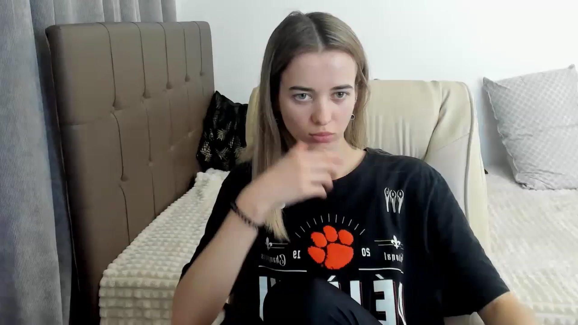 Gallery image thumbnail from JuliaDreamsi's myfreecams stream on, 03/25/2024, 14:01 image 1 of 20
