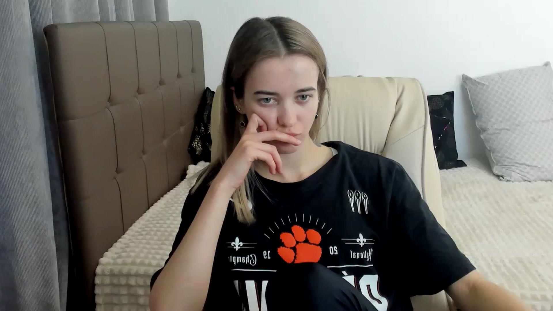 Gallery image thumbnail from JuliaDreamsi's myfreecams stream on, 03/25/2024, 14:01 image 4 of 20