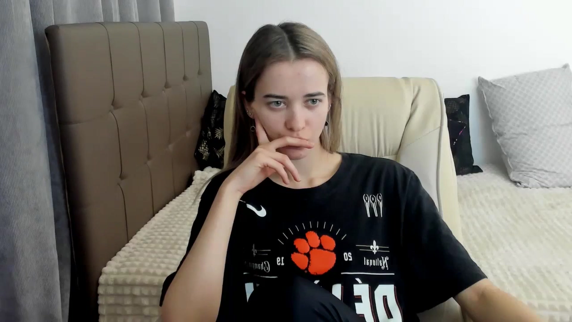Gallery image thumbnail from JuliaDreamsi's myfreecams stream on, 03/25/2024, 14:01 image 15 of 20
