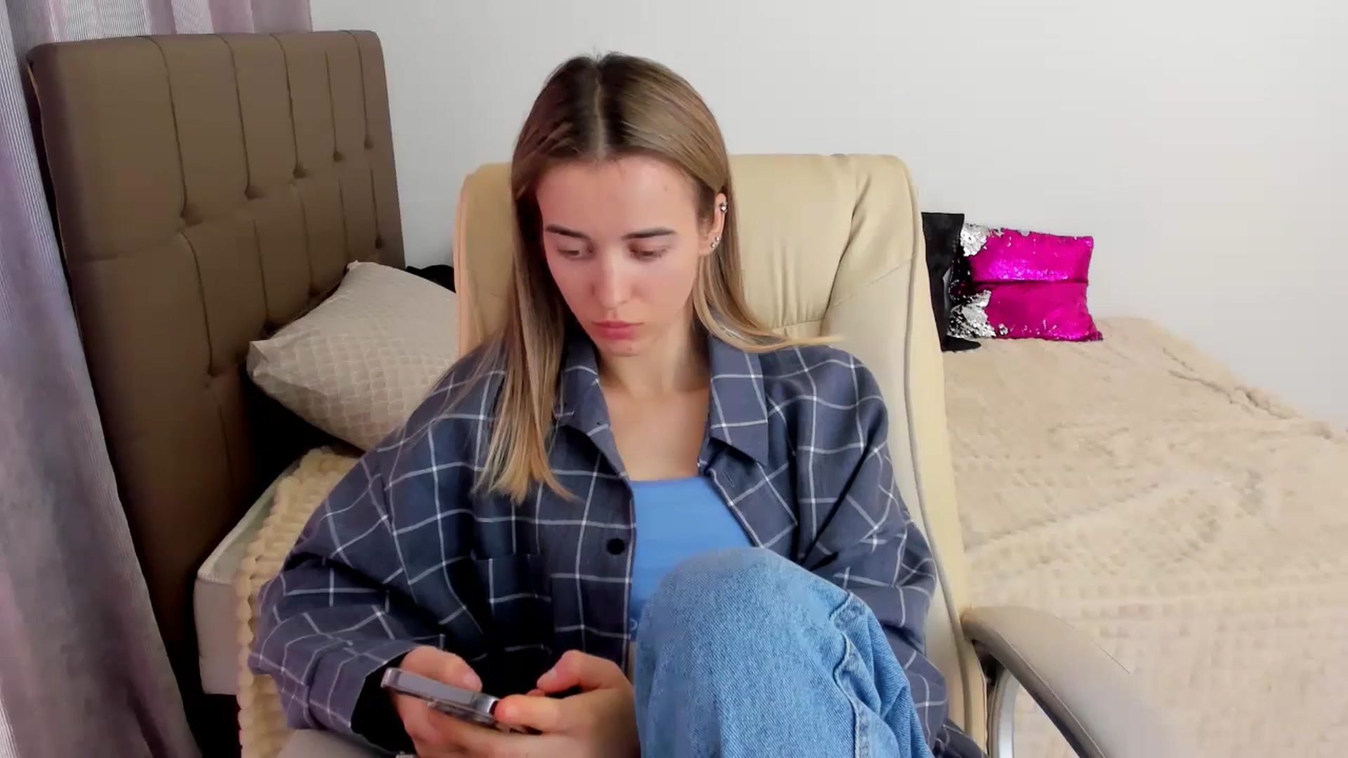 Gallery image thumbnail from JuliaDreamsi's myfreecams stream on, 04/09/2024, 11:45 image 13 of 20