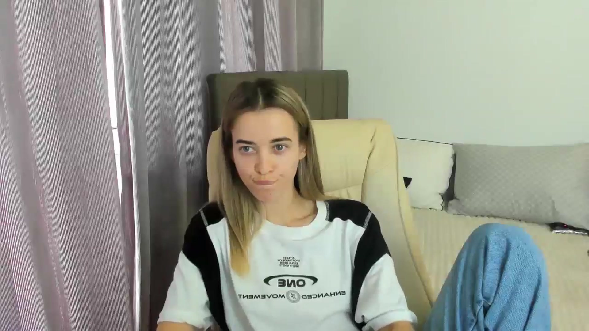 Gallery image thumbnail from JuliaDreamsi's myfreecams stream on, 05/03/2024, 10:51 image 6 of 20