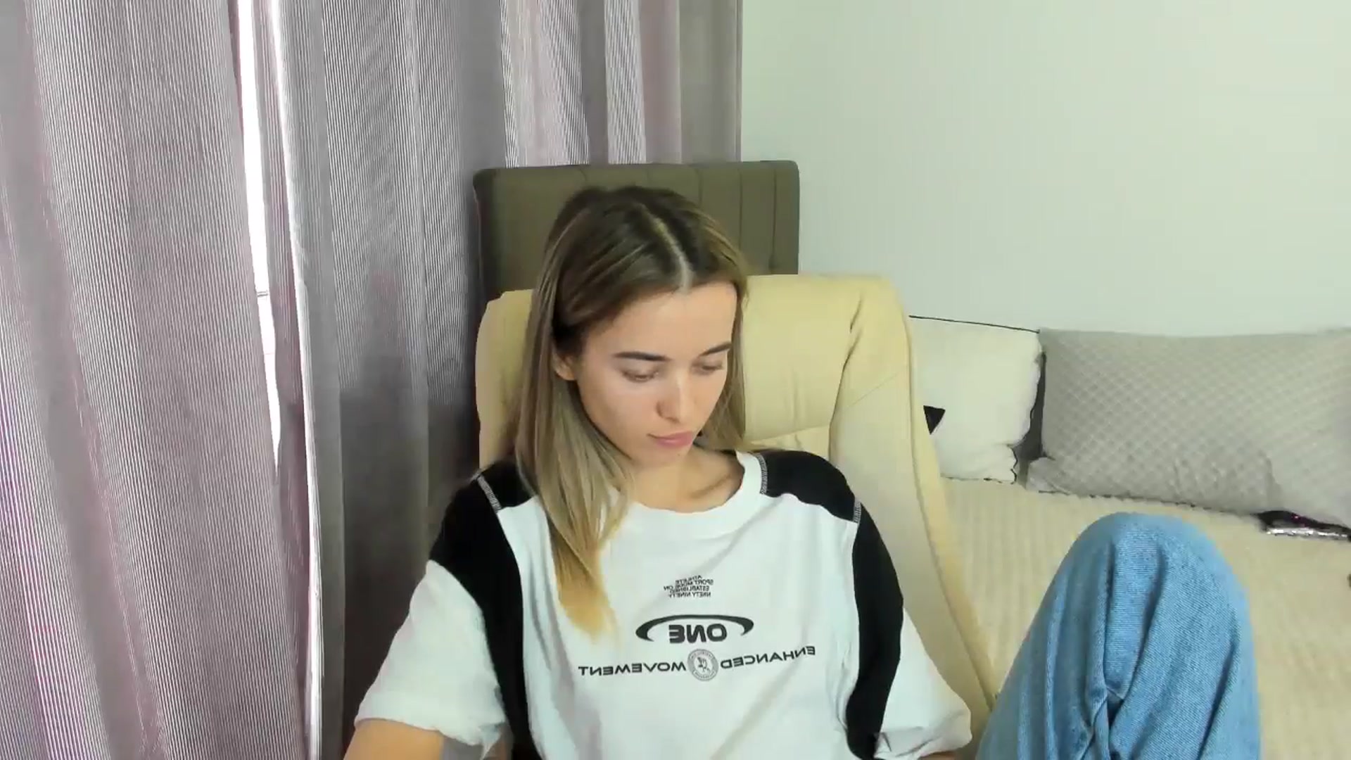 Gallery image thumbnail from JuliaDreamsi's myfreecams stream on, 05/03/2024, 10:51 image 5 of 20