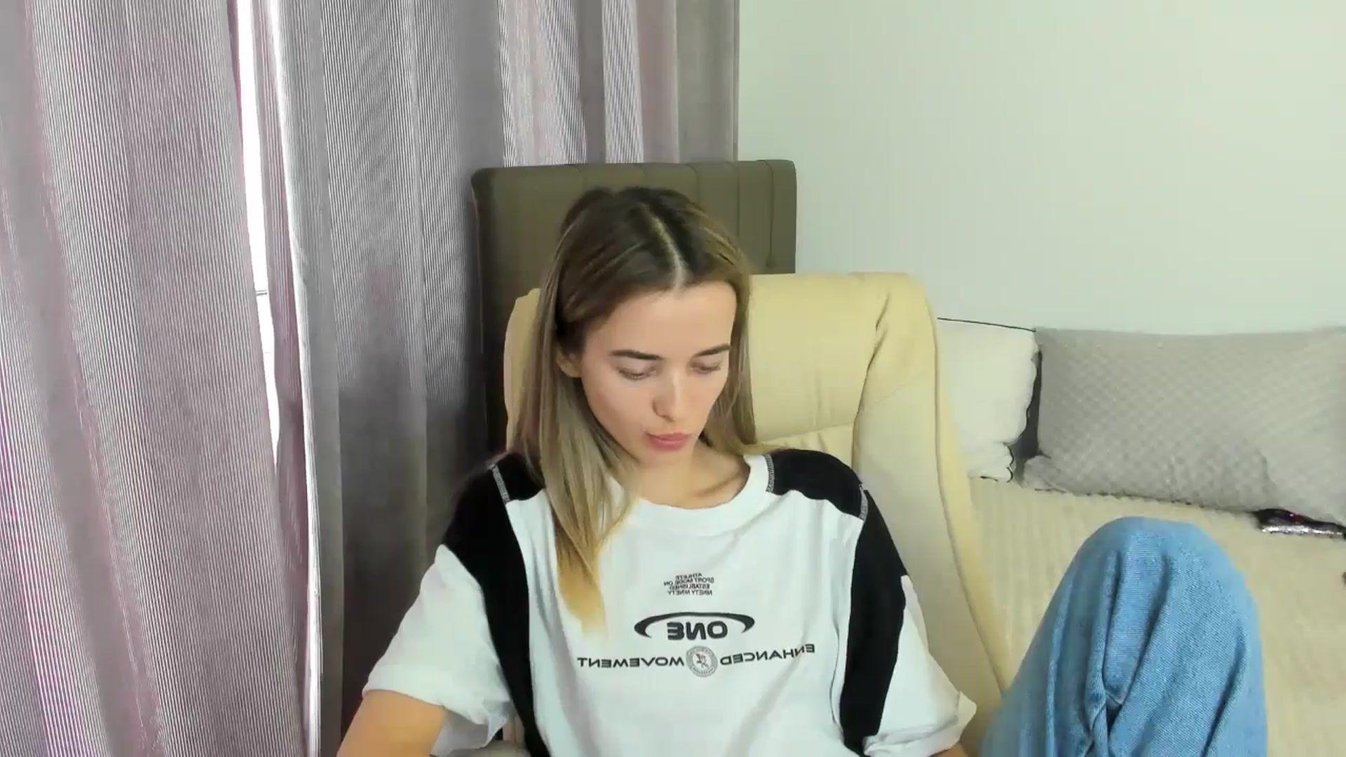 Gallery image thumbnail from JuliaDreamsi's myfreecams stream on, 05/03/2024, 10:51 image 9 of 20