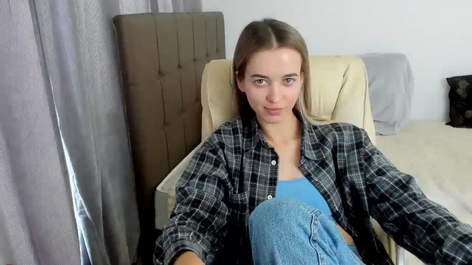 Gallery image thumbnail from JuliaDreamsi's myfreecams stream on, 05/29/2024, 09:36 image 14 of 20