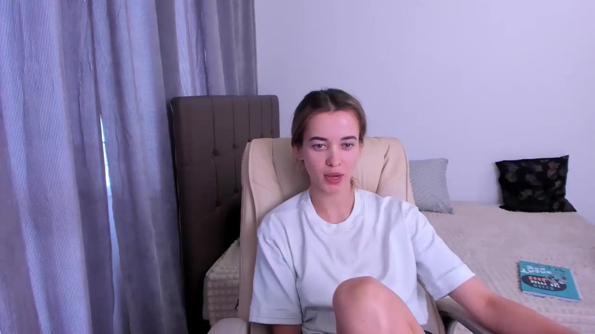 Gallery image thumbnail from JuliaDreamsi's myfreecams stream on, 06/13/2024, 10:12 image 7 of 20