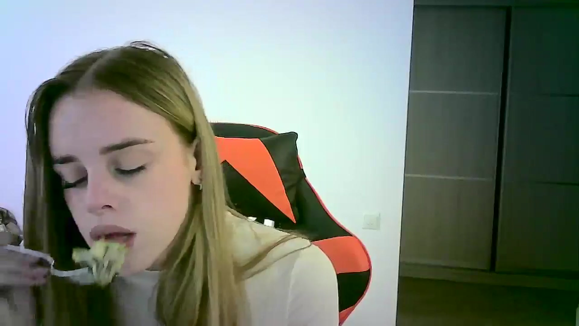 Gallery image thumbnail from JuliaWatson's myfreecams stream on, 11/14/2025, 11:19 image 10 of 20