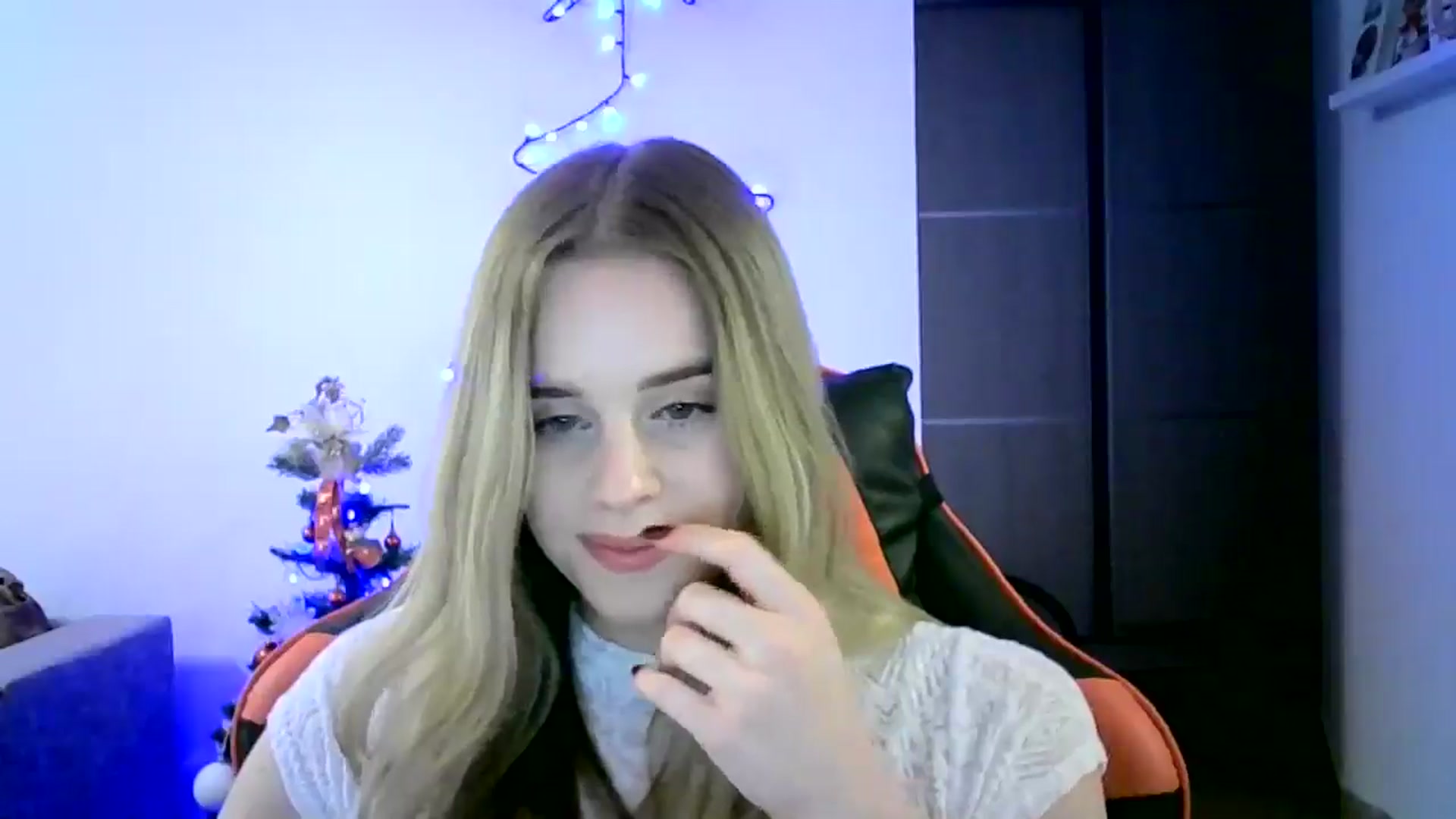 Gallery image thumbnail from JuliaWatson's myfreecams stream on, 12/09/2025, 23:52 image 18 of 20