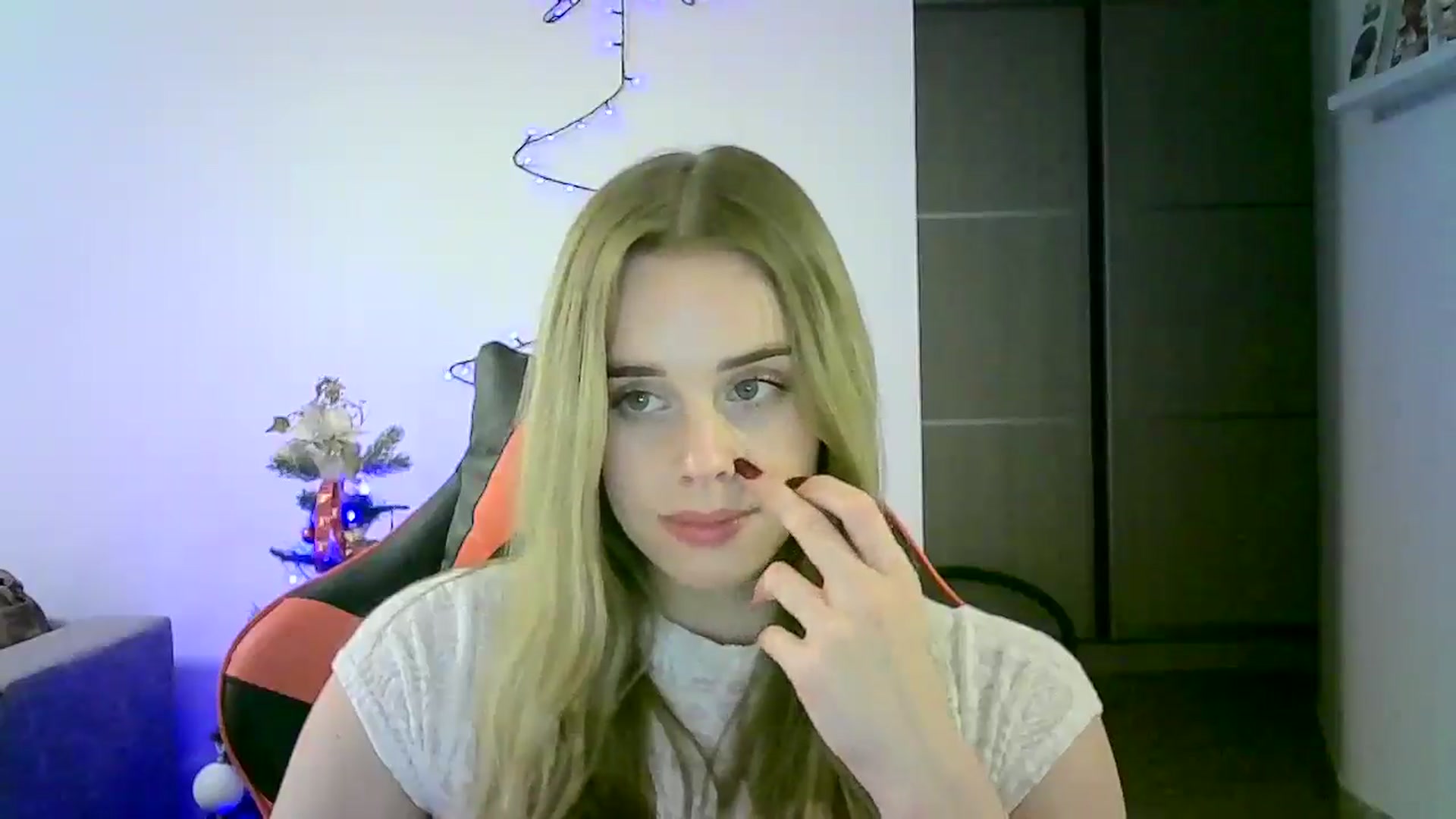 Gallery image thumbnail from JuliaWatson's myfreecams stream on, 12/10/2025, 01:06 image 19 of 20