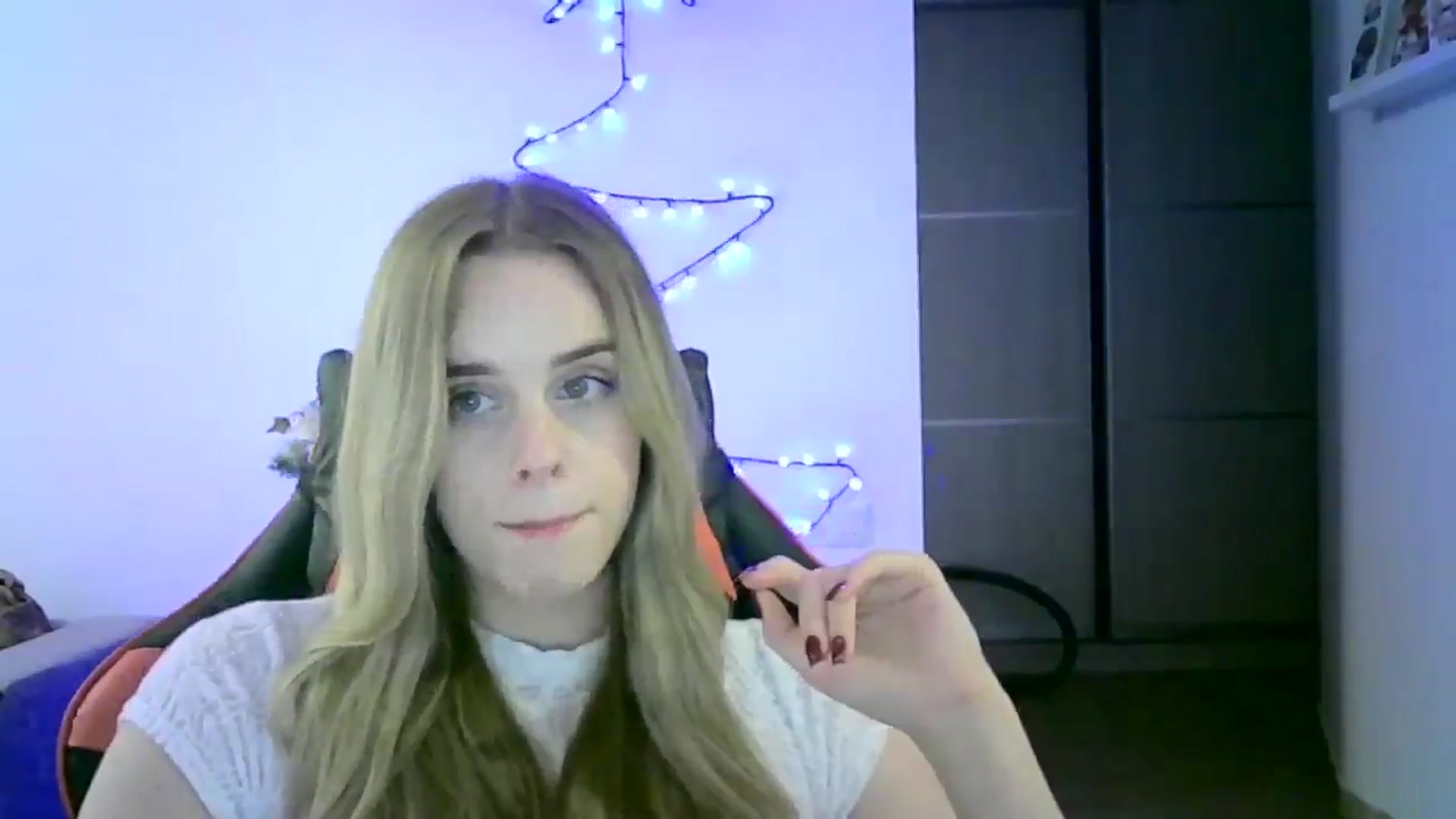 Gallery image thumbnail from JuliaWatson's myfreecams stream on, 12/10/2025, 01:06 image 5 of 20