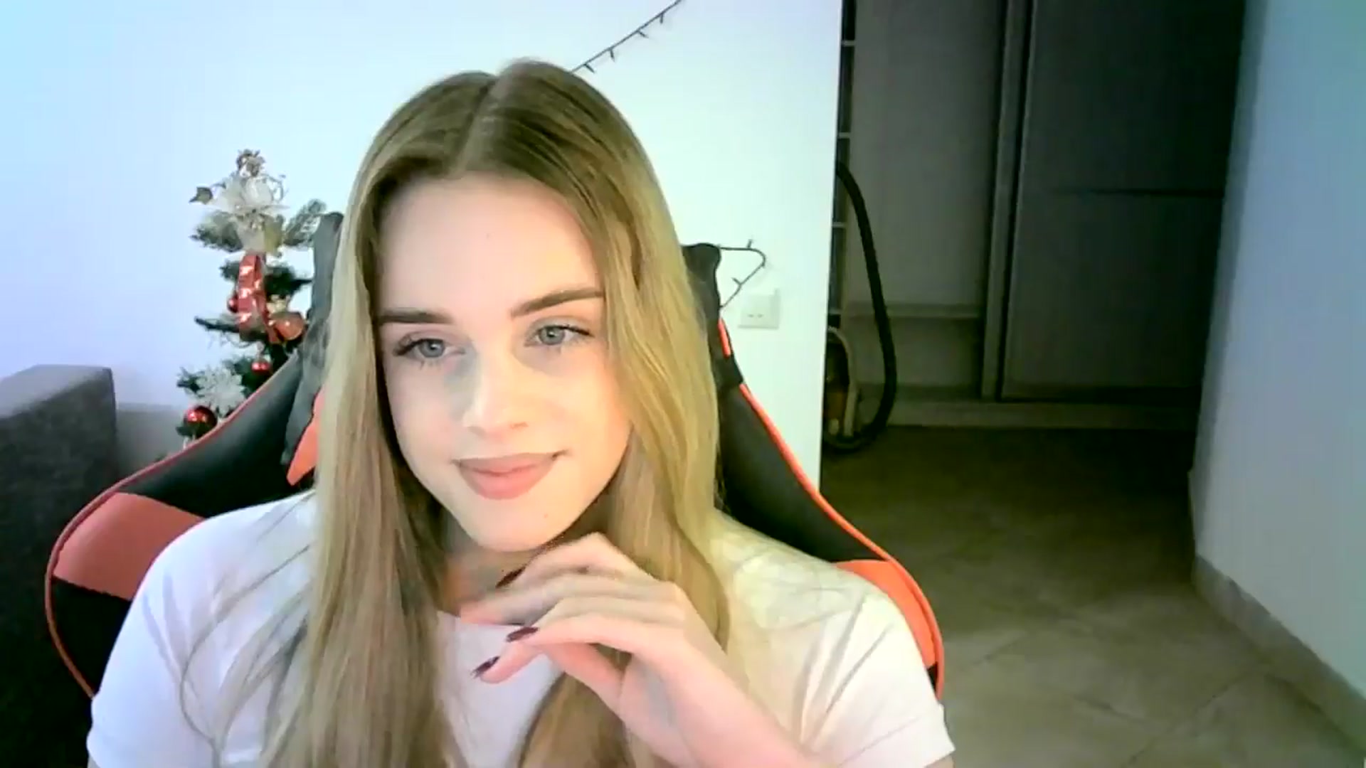 Gallery image thumbnail from JuliaWatson's myfreecams stream on, 12/11/2025, 11:28 image 16 of 20