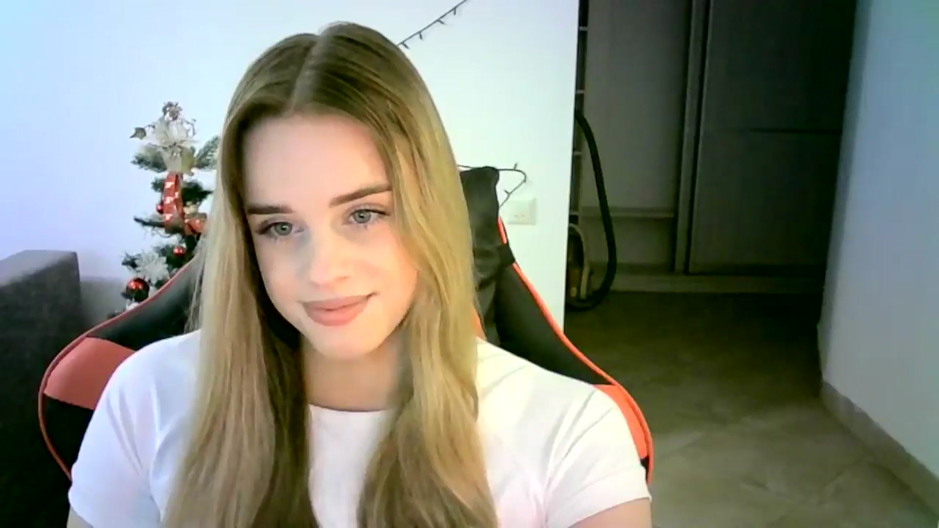 Gallery image thumbnail from JuliaWatson's myfreecams stream on, 12/11/2025, 11:28 image 2 of 20