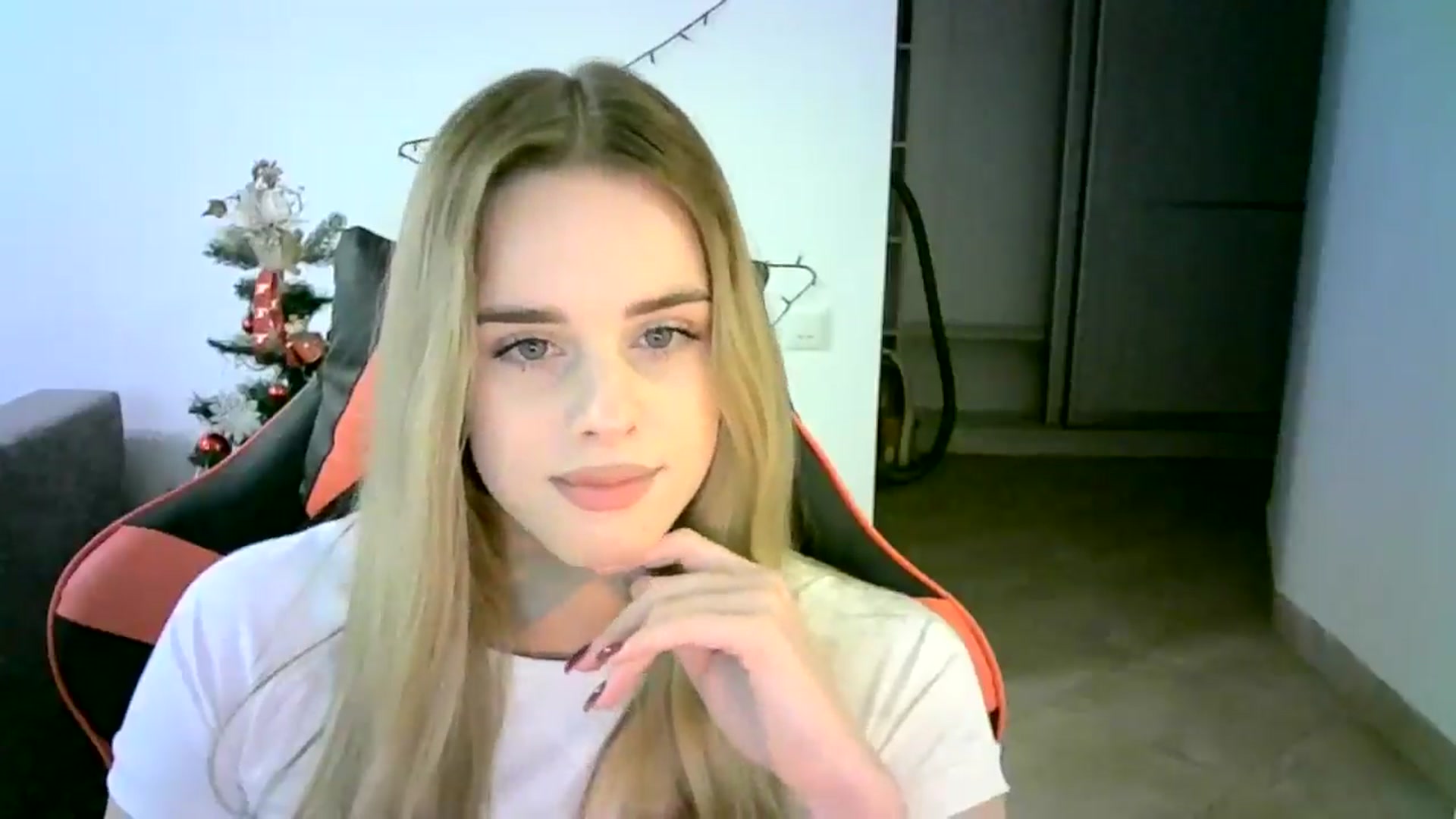 Gallery image thumbnail from JuliaWatson's myfreecams stream on, 12/11/2025, 11:28 image 17 of 20