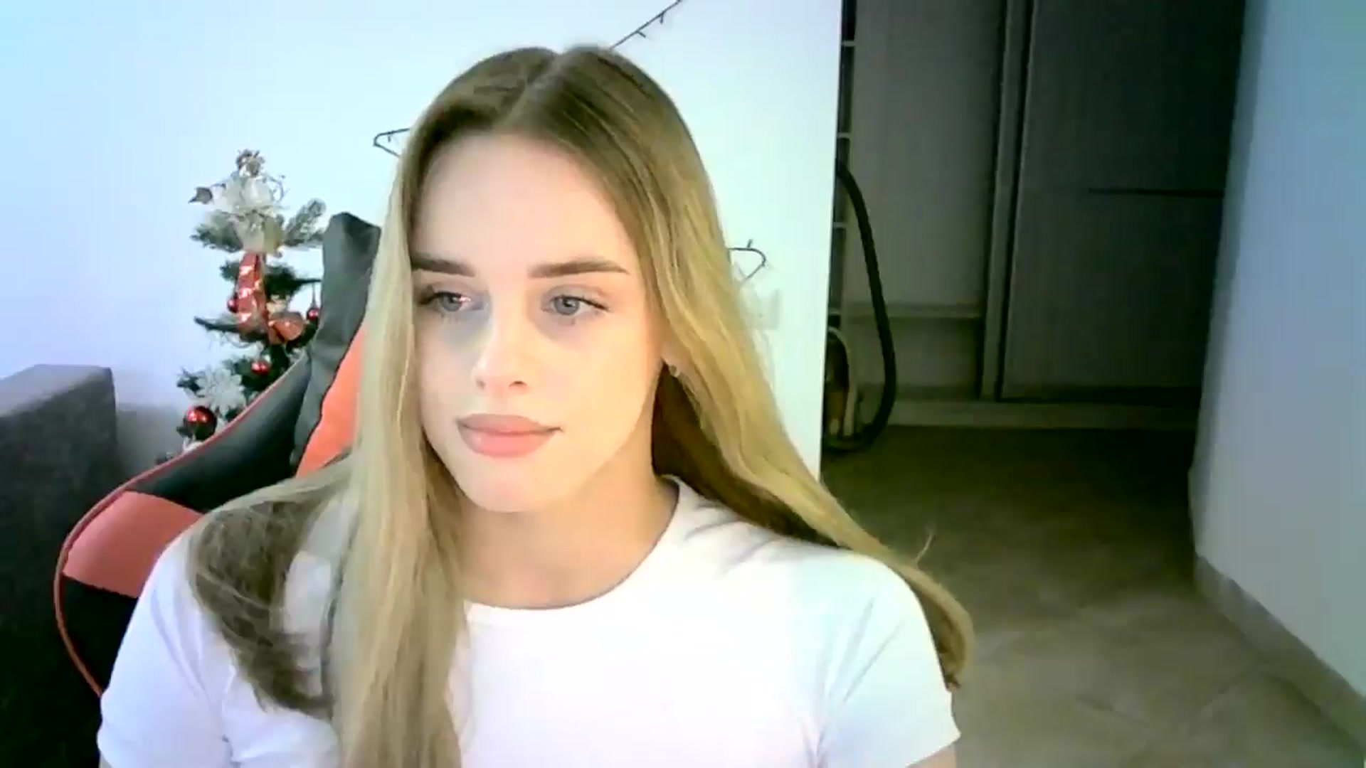 Gallery image thumbnail from JuliaWatson's myfreecams stream on, 12/11/2025, 11:28 image 5 of 20